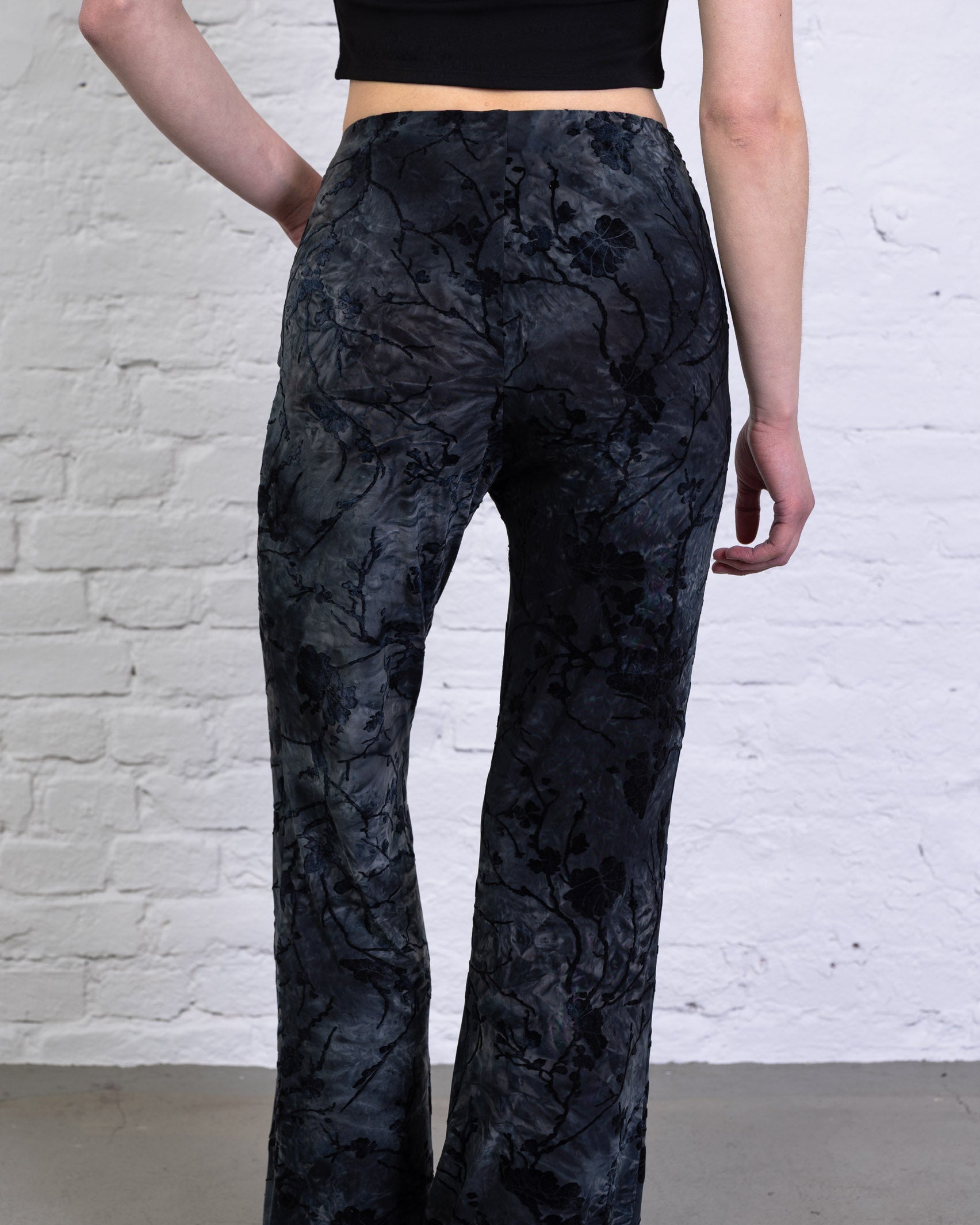 Hose mit Blumenprint aus Samt