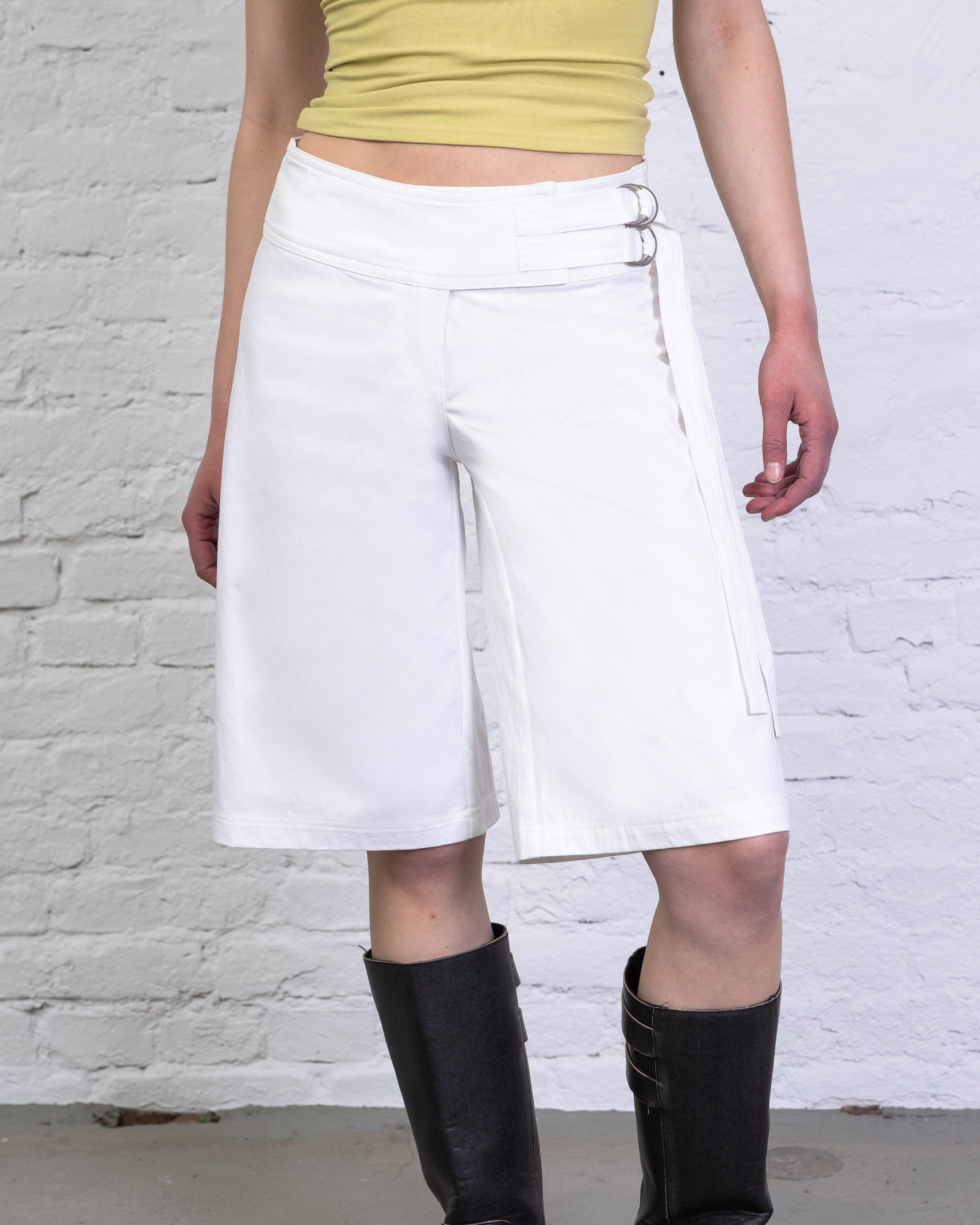 Shorts mit Schnallendetails