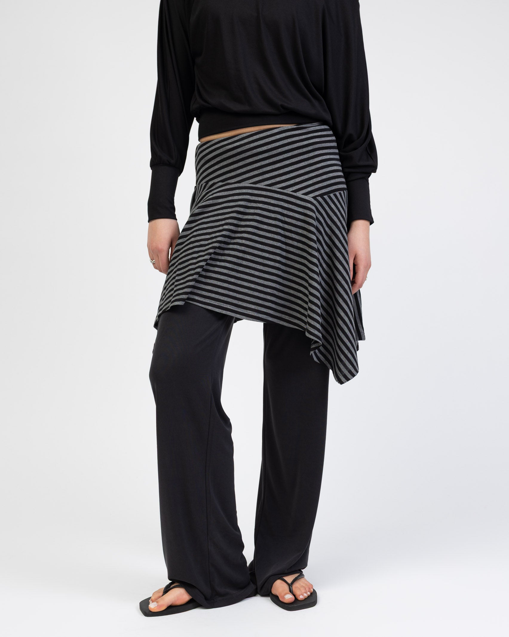 Asymmetrischer Rock mit Streifen