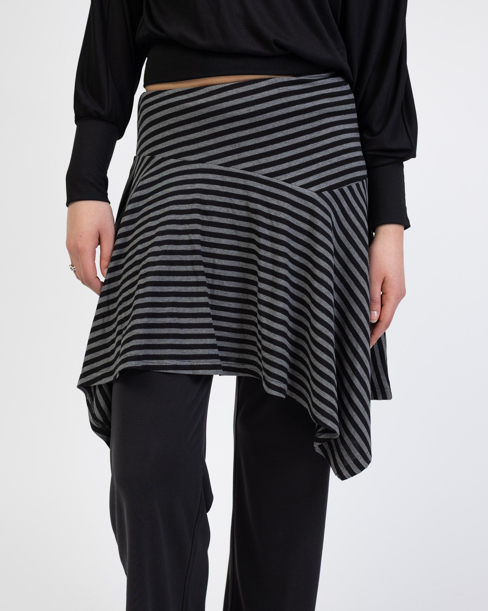 Asymmetrischer Rock mit Streifen