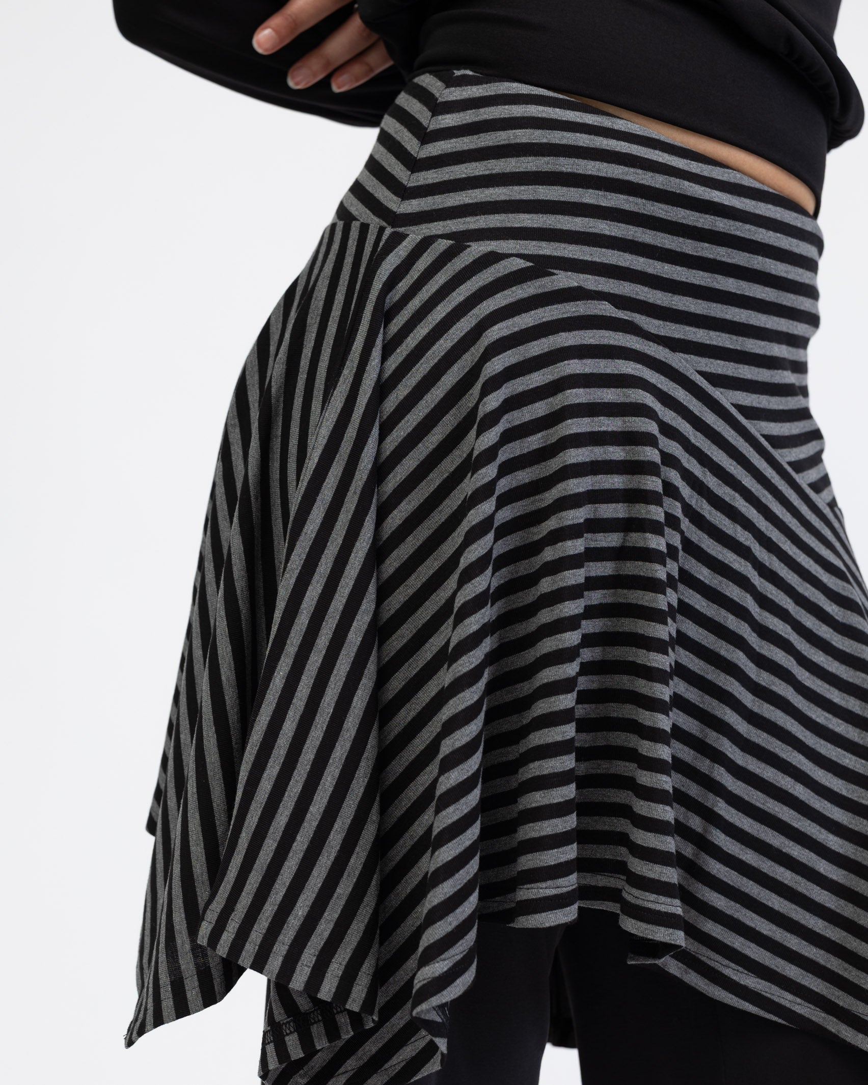 Asymmetrischer Rock mit Streifen