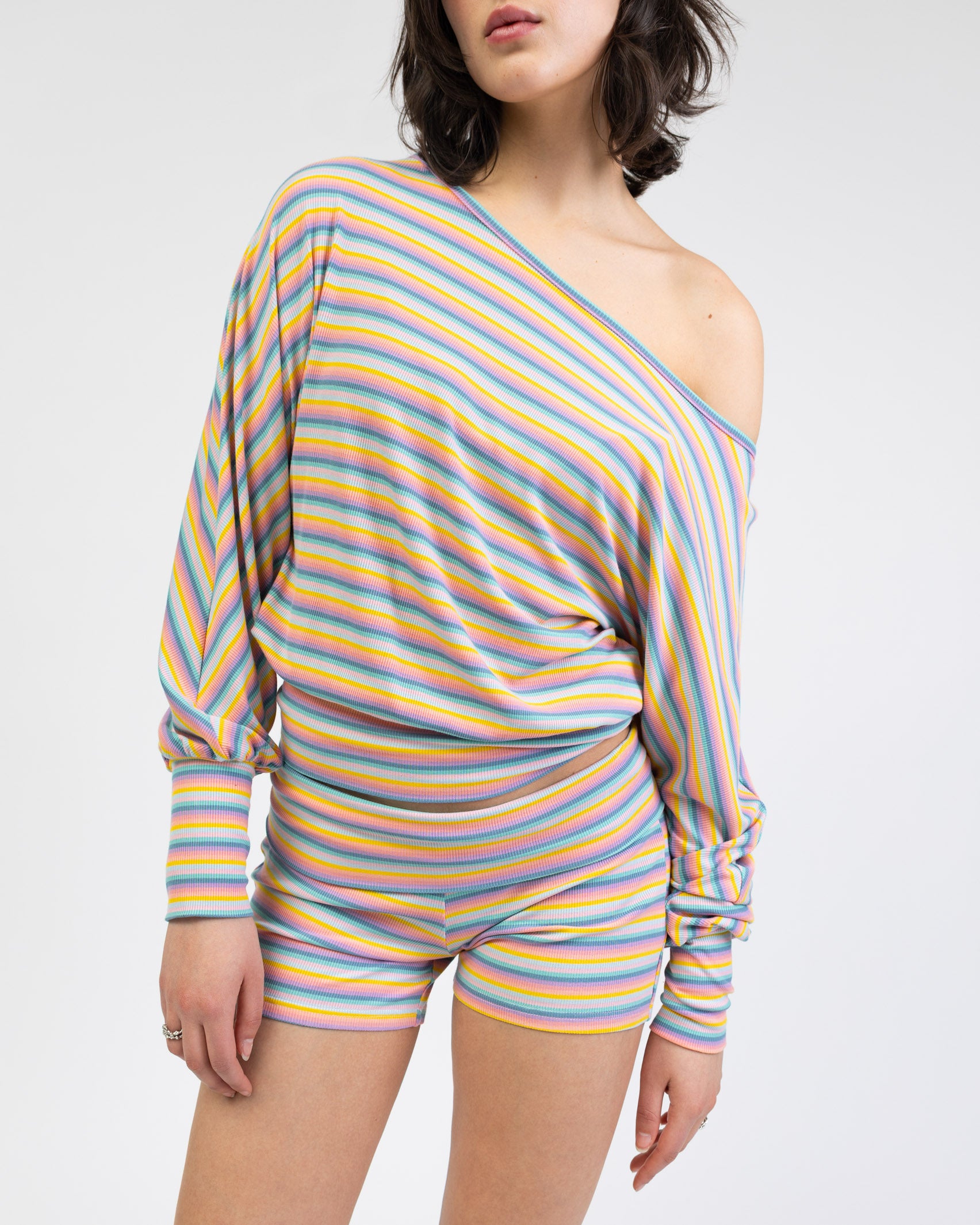 Offshoulder Langarmshirt in Regenbogenfarben