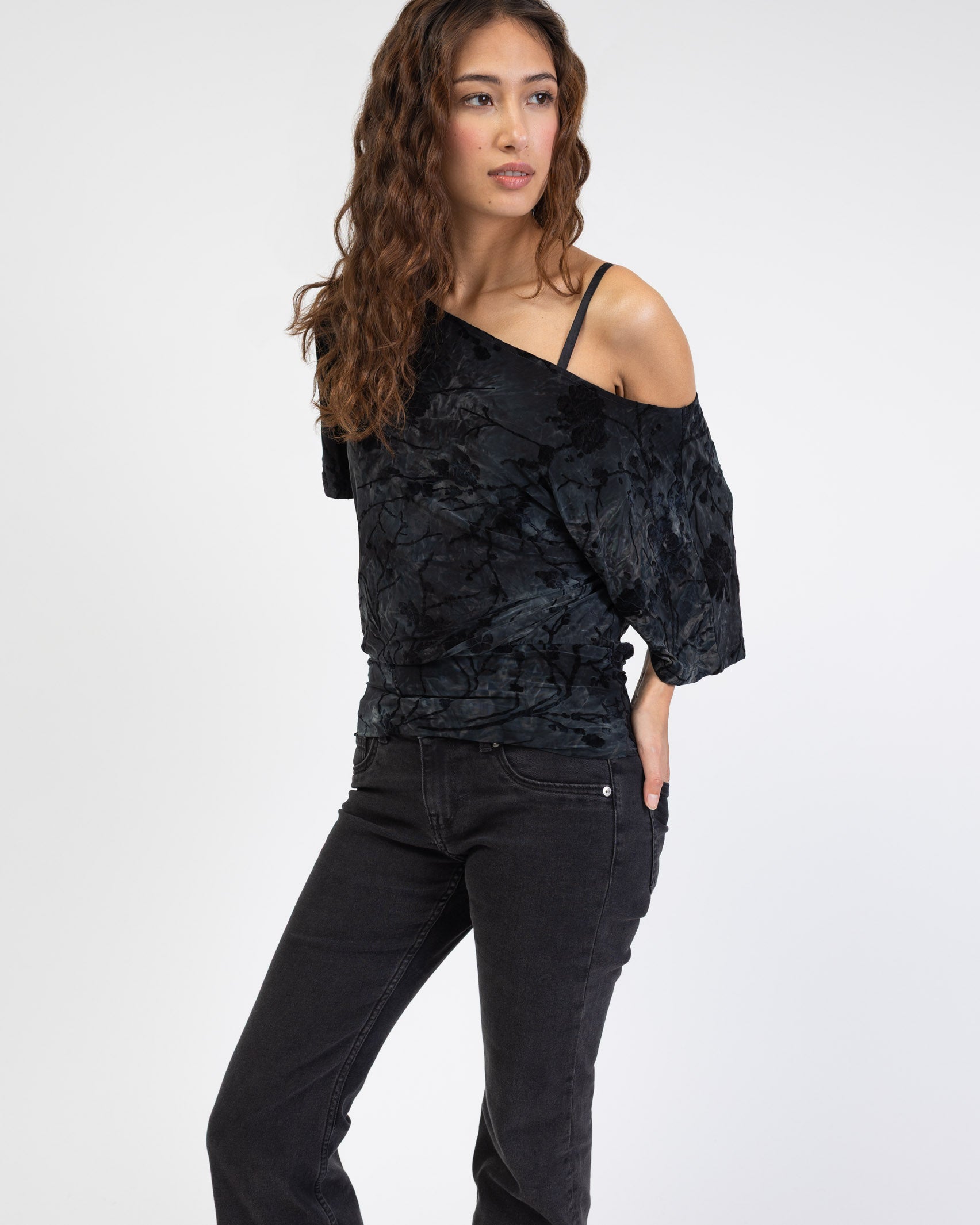 Off-Shoulder Shirt mit Blumenprint aus Samt