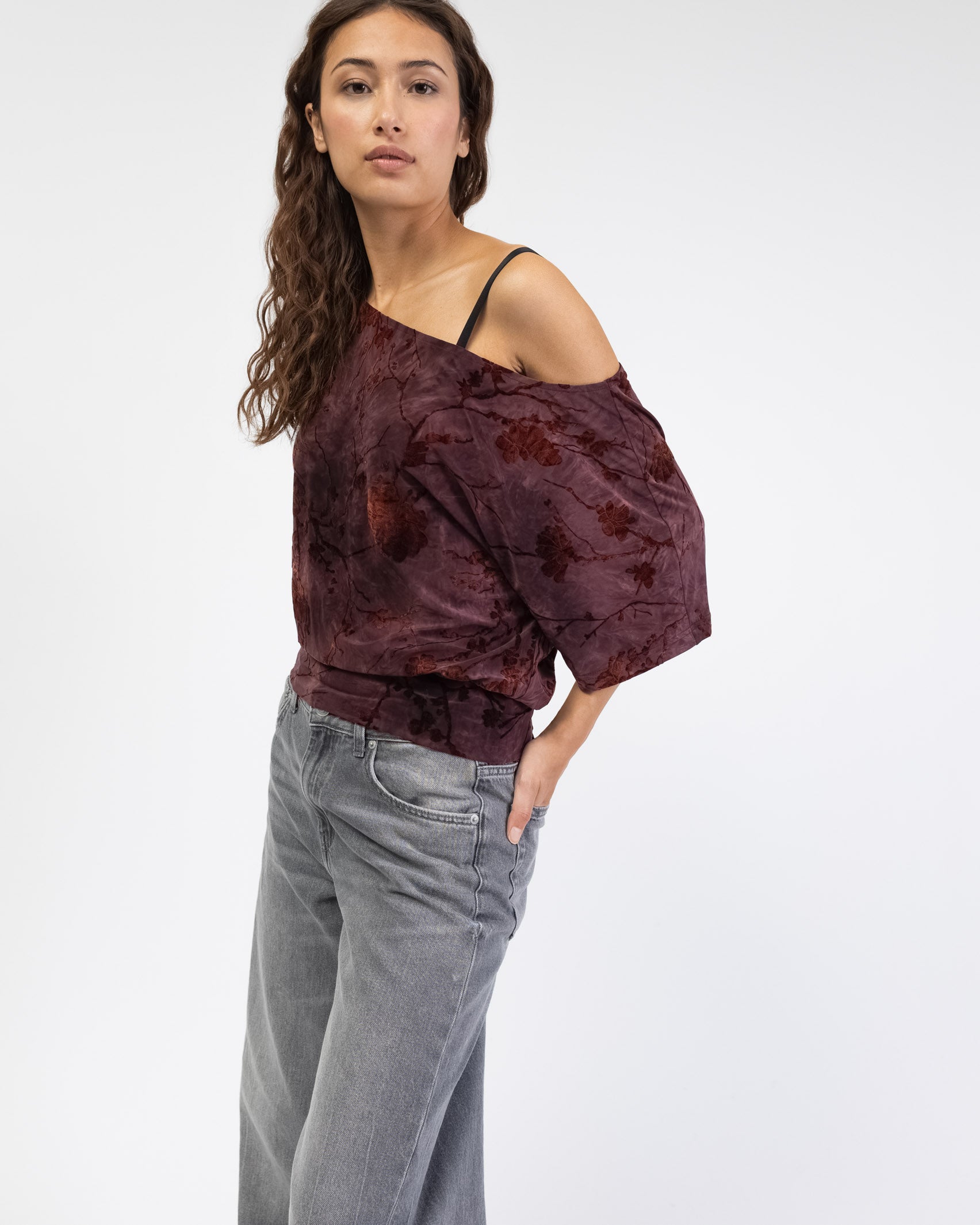 Off-Shoulder Shirt mit Blumenprint aus Samt