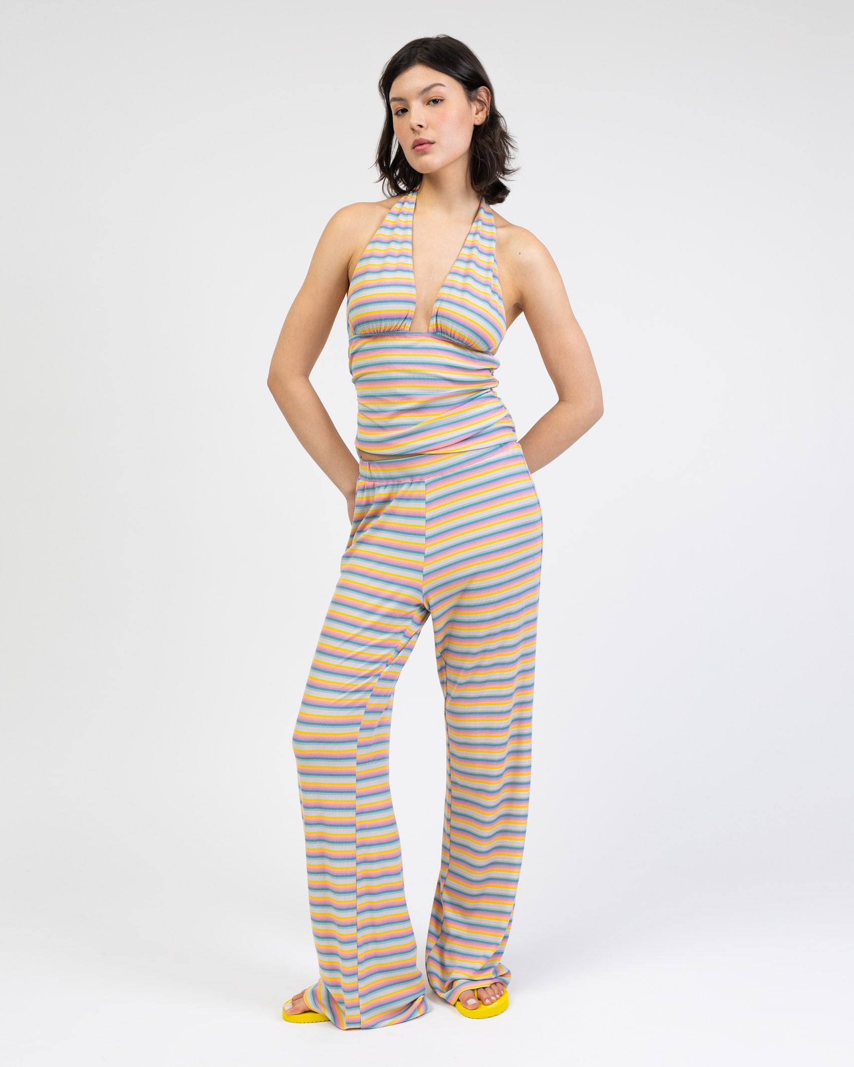 Neckholdertop in Regenbogenfarben