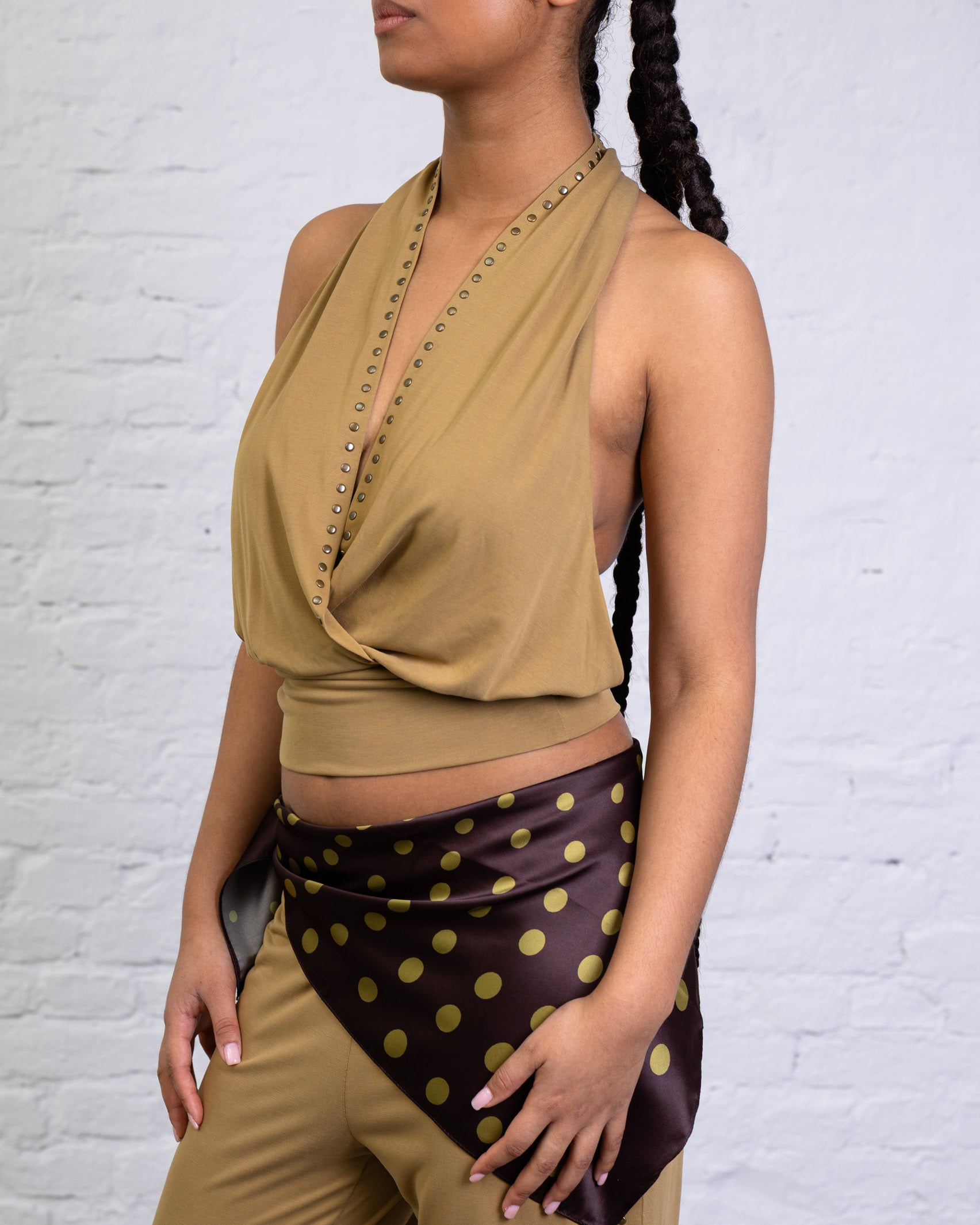 Drapiertes Neckholdertop mit Nieten