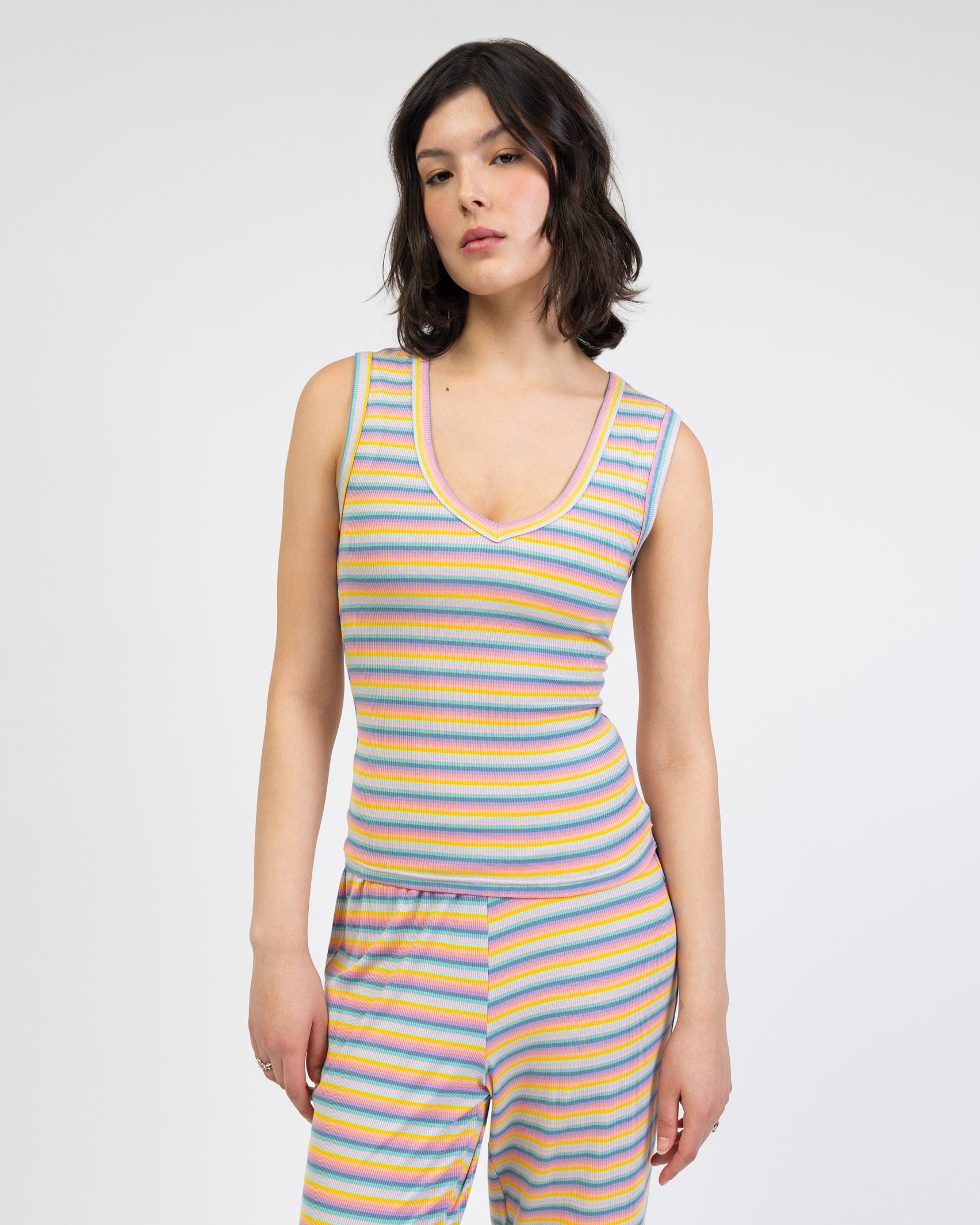 Top mit V-Ausschnitt in Regenbogenfarben