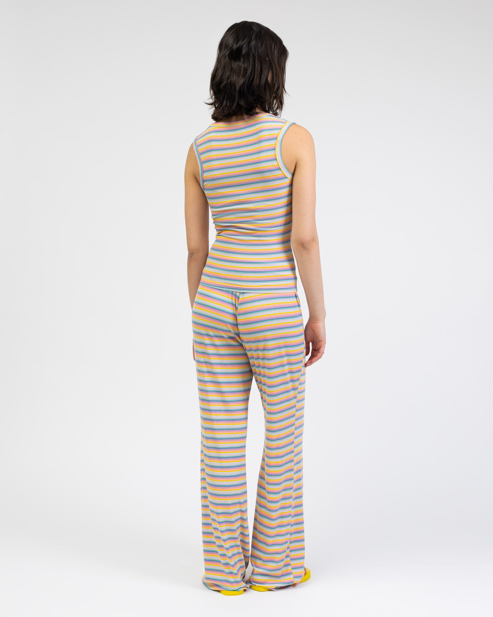 Top mit V-Ausschnitt in Regenbogenfarben