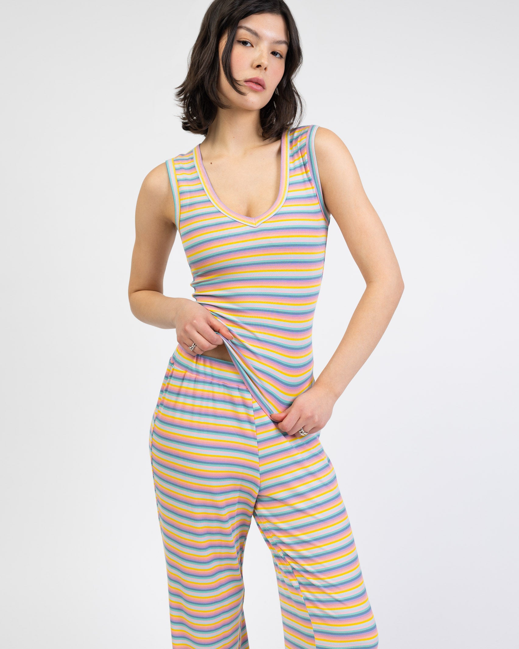 Top mit V-Ausschnitt in Regenbogenfarben