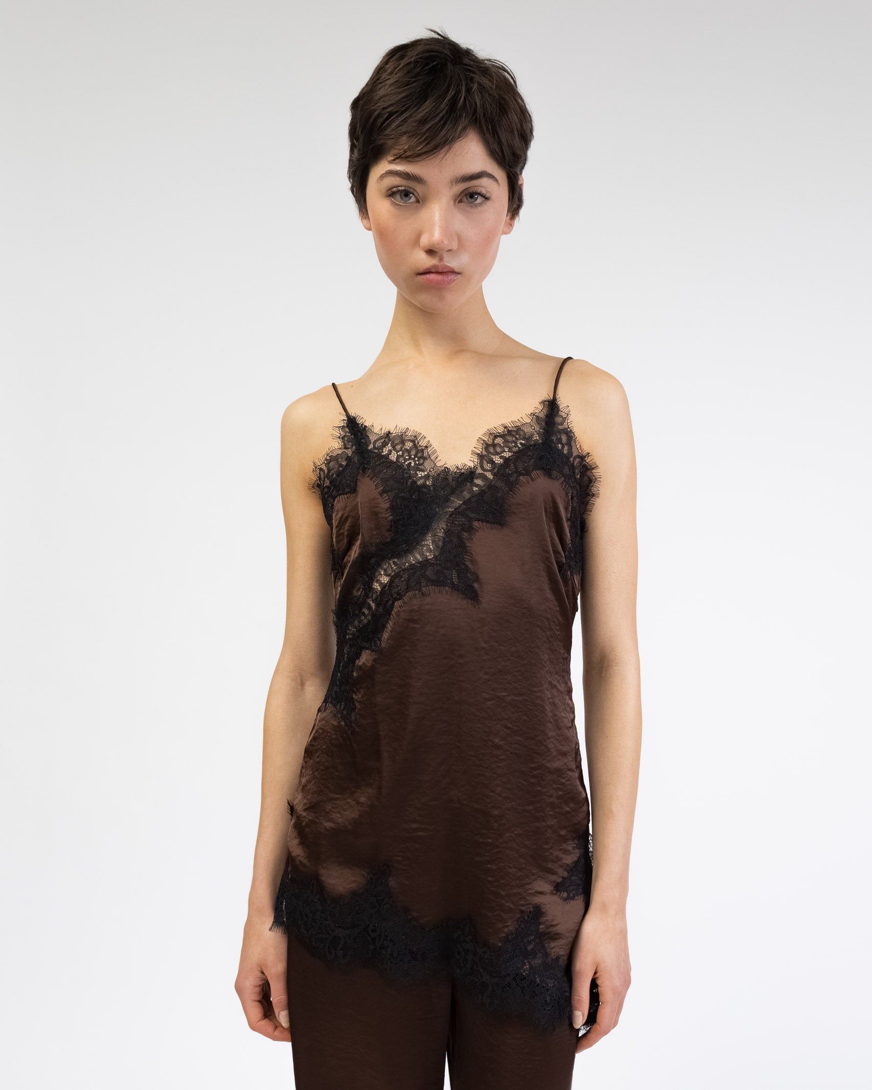 Asymmetrisches Satin-Top mit Spitze