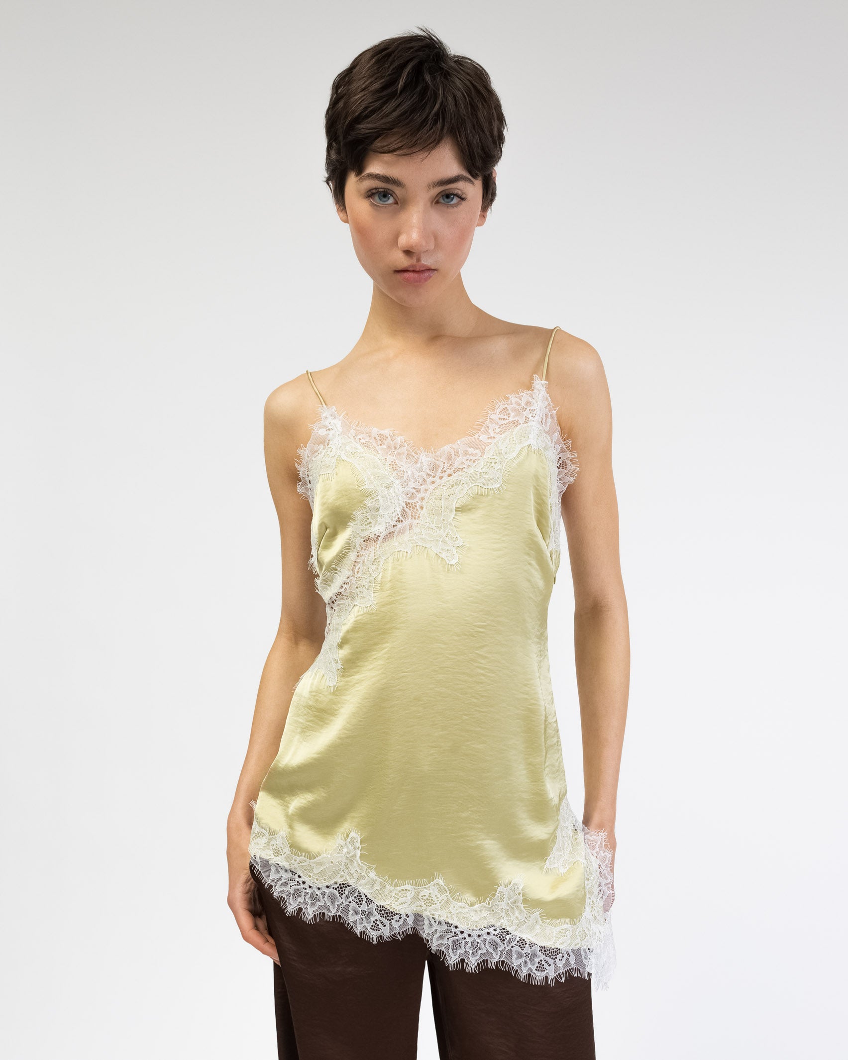 Asymmetrisches Satin-Top mit Spitze