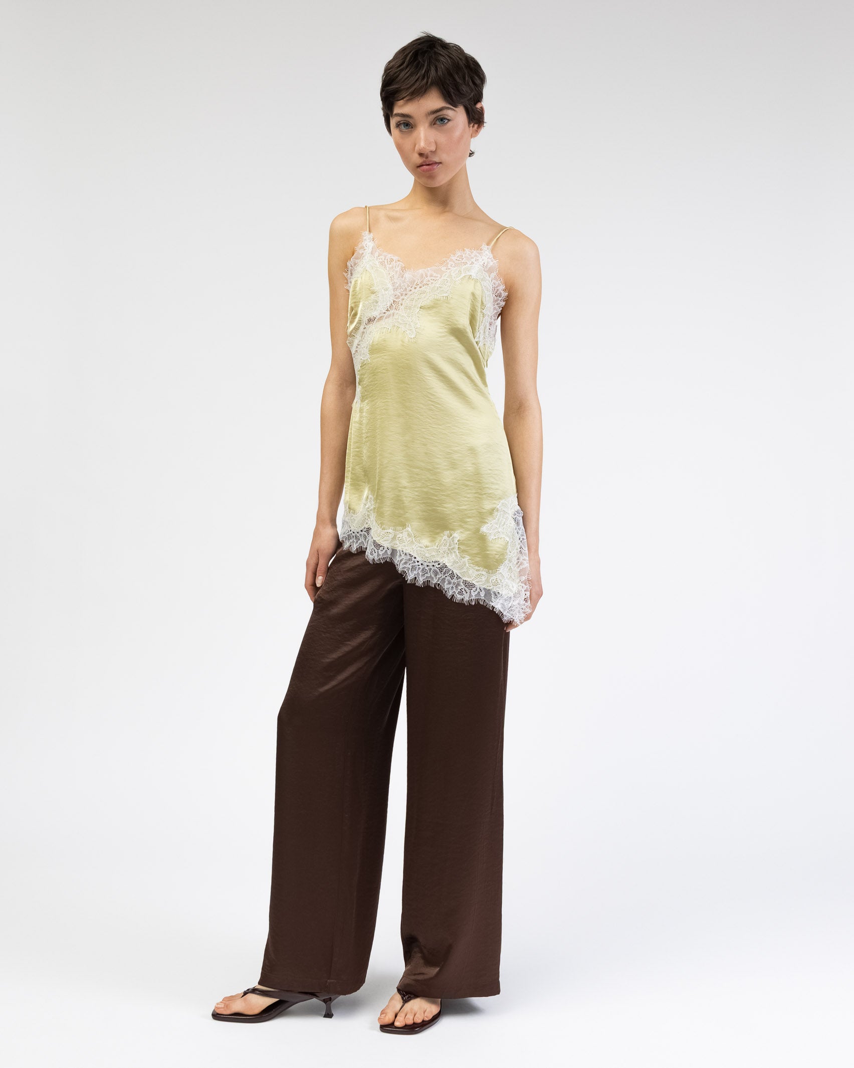 Asymmetrisches Satin-Top mit Spitze
