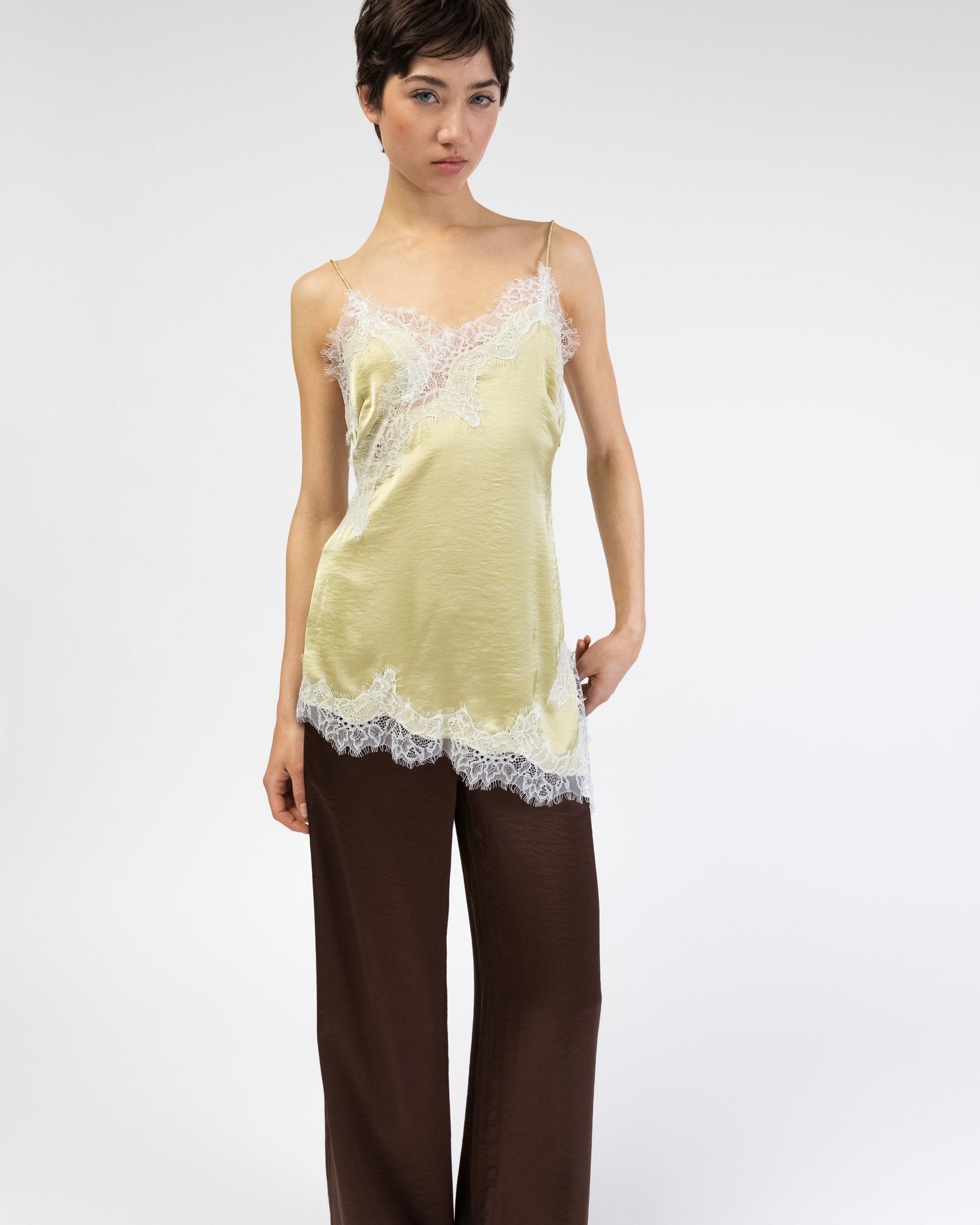 Asymmetrisches Satin-Top mit Spitze