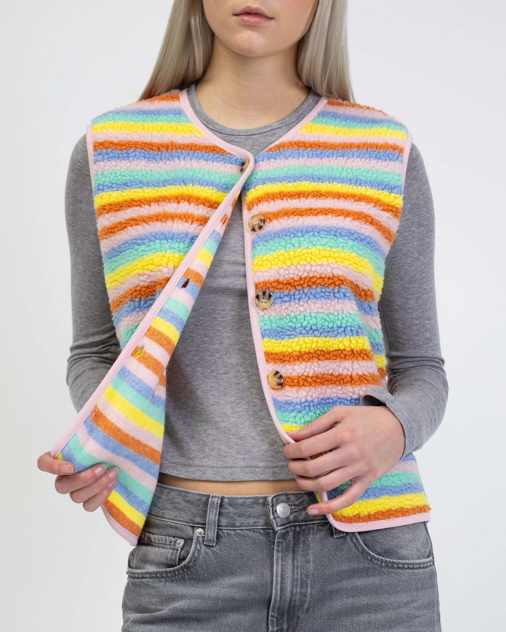 Teddyweste in Regenbogenfarben