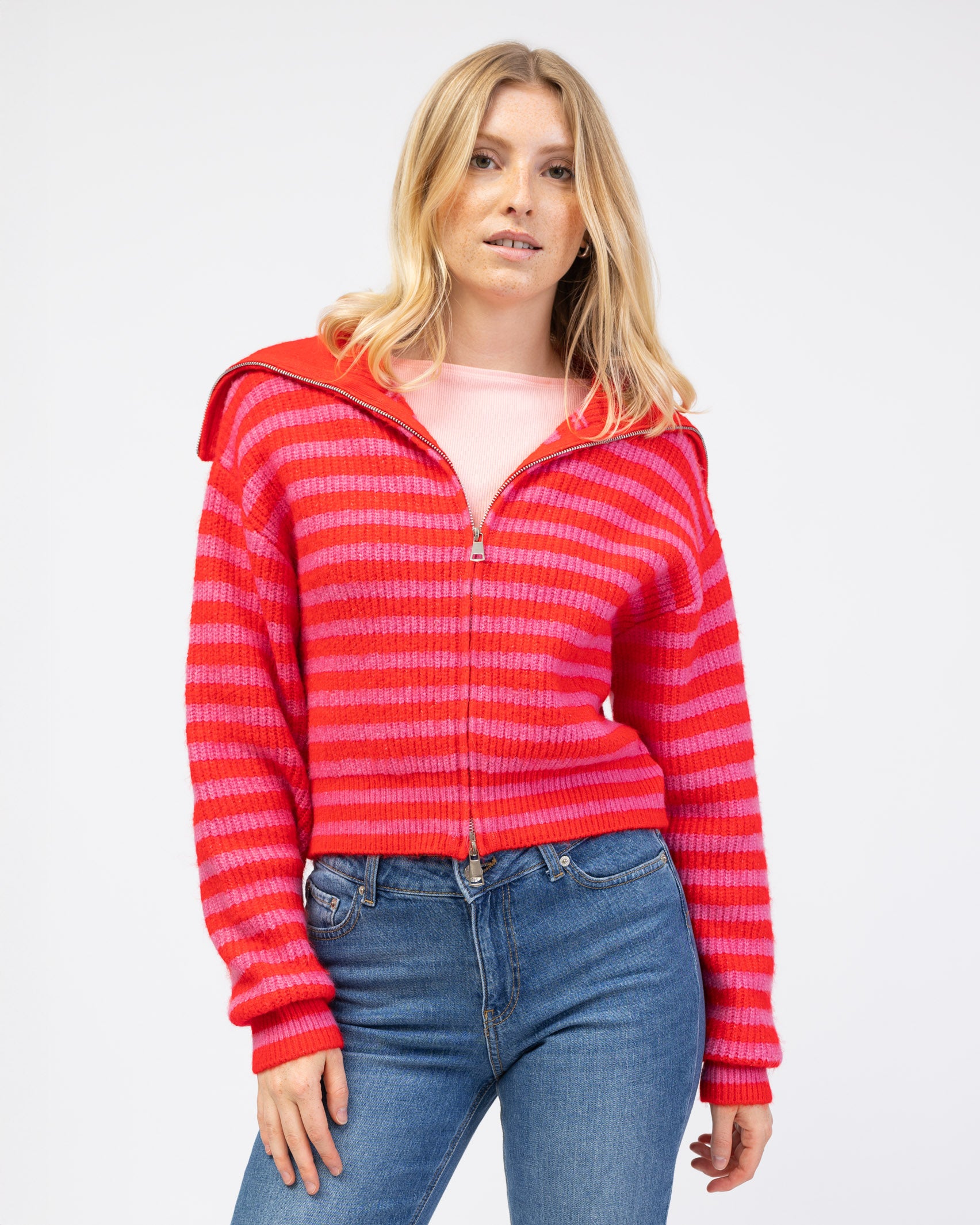 Gestreifte Strickjacke mit überlangem Kragen