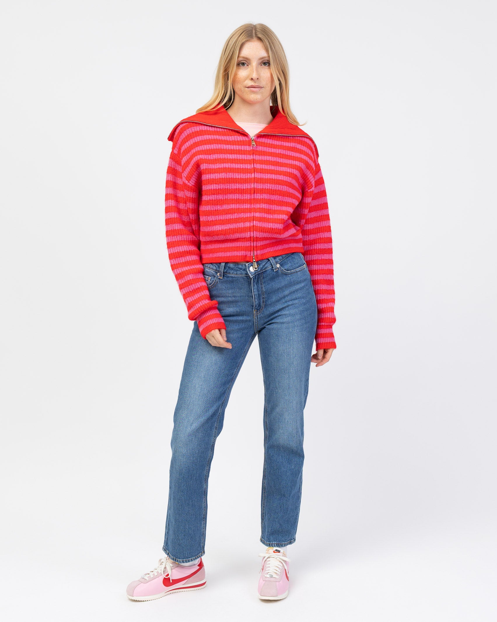 Gestreifte Strickjacke mit überlangem Kragen