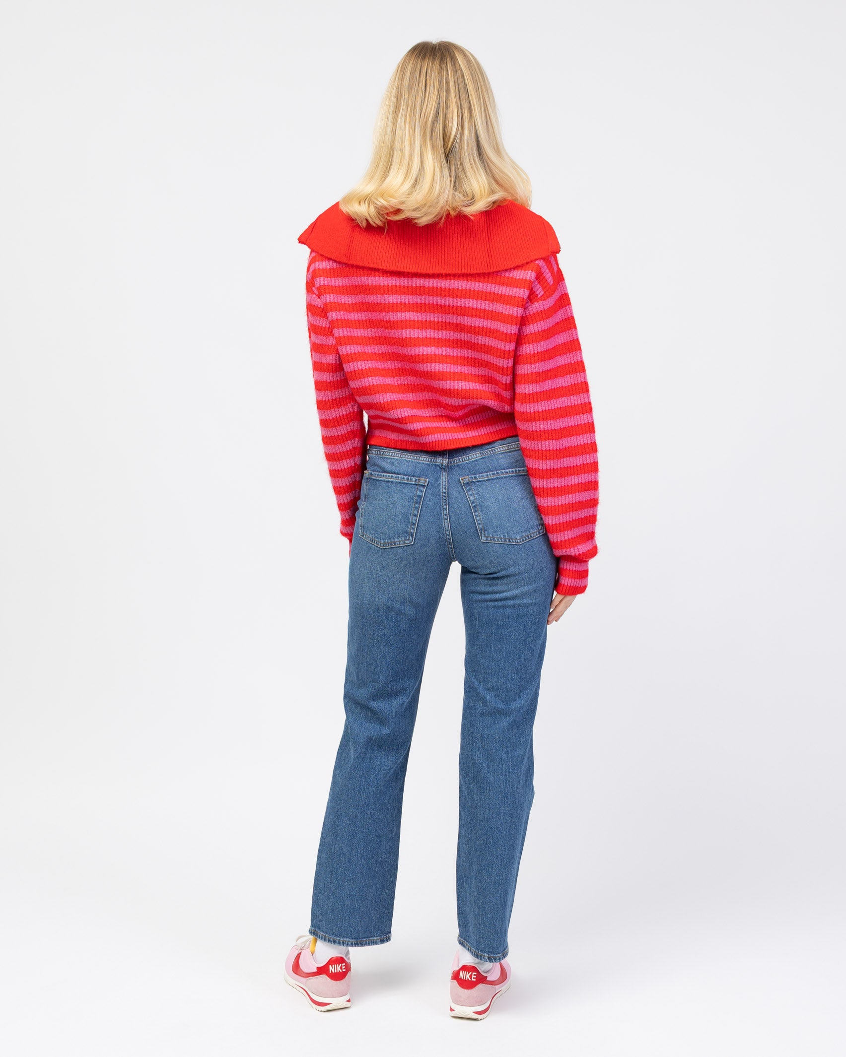 Gestreifte Strickjacke mit überlangem Kragen