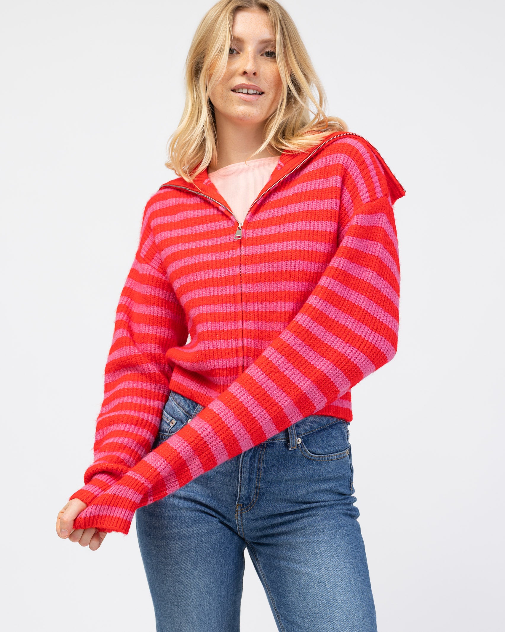 Gestreifte Strickjacke mit überlangem Kragen