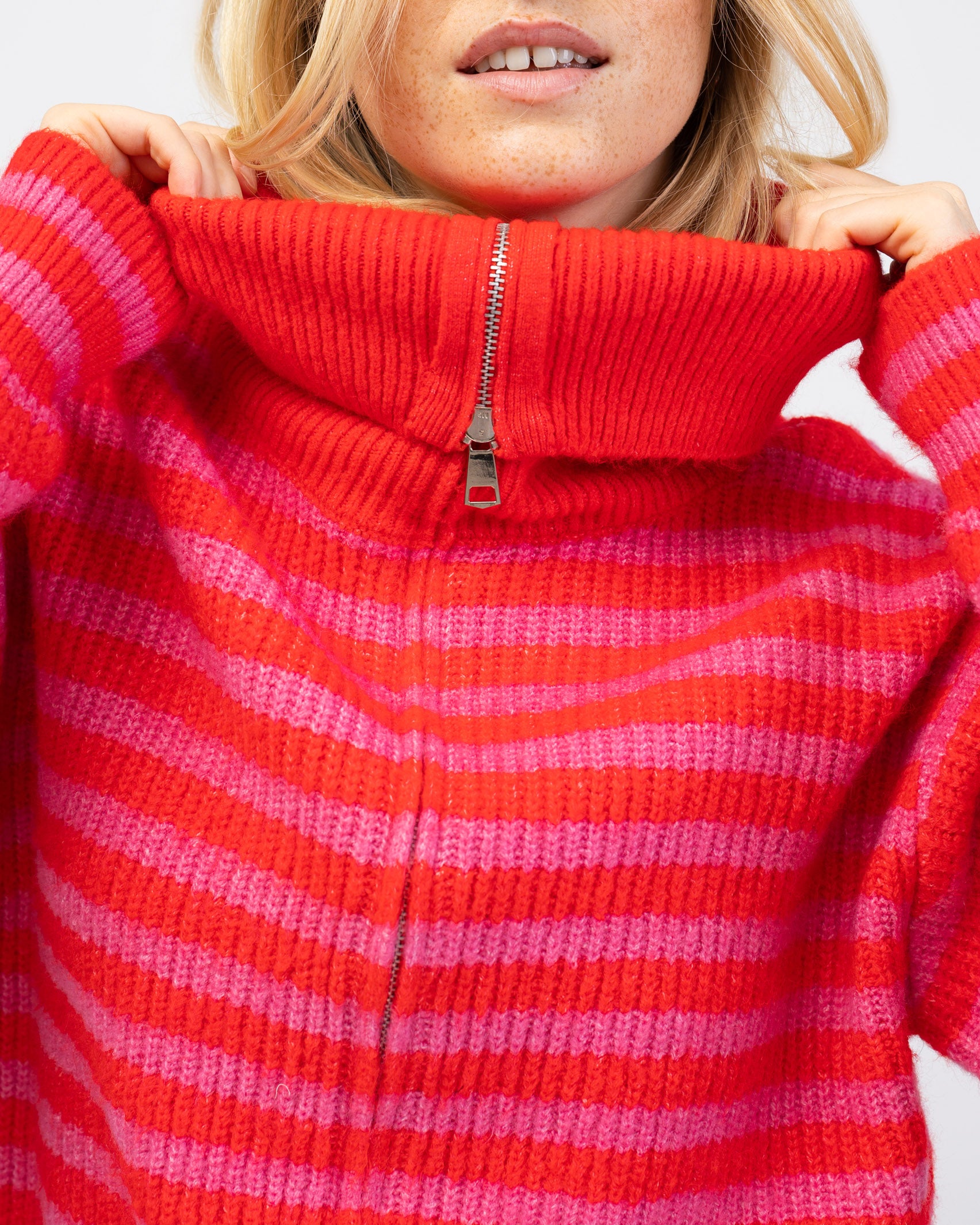 Gestreifte Strickjacke mit überlangem Kragen