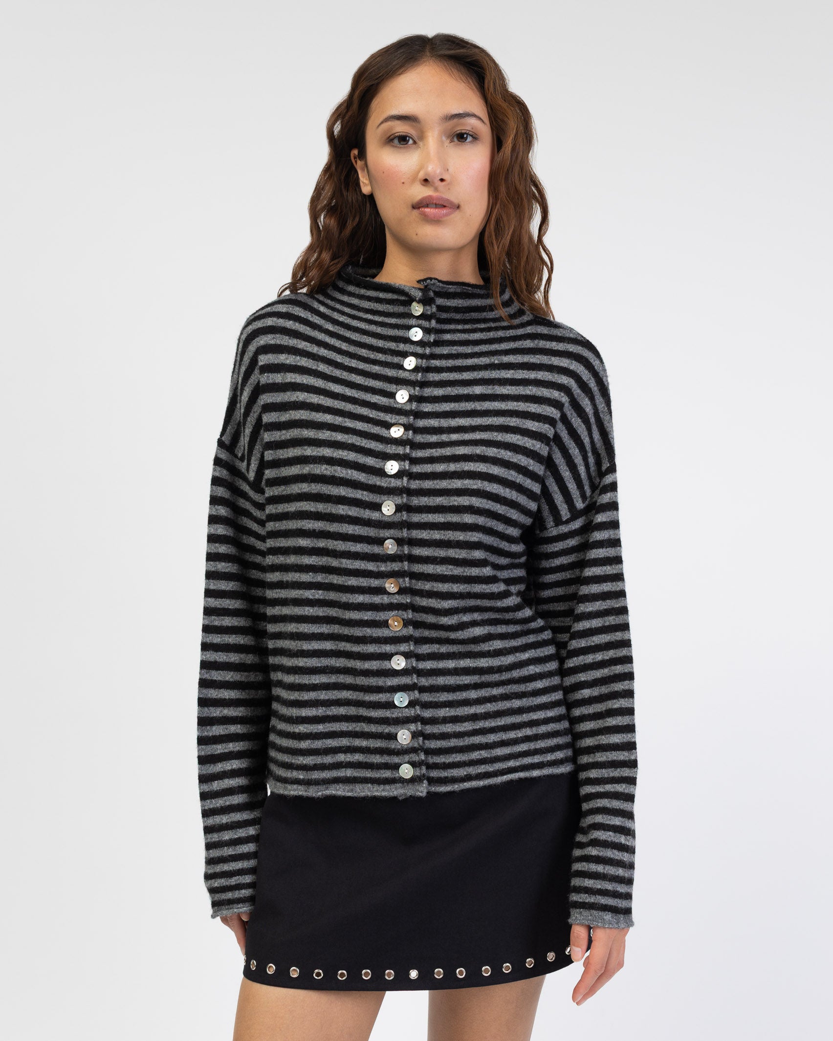 Gestreifte Strickjacke mit Stehkragen