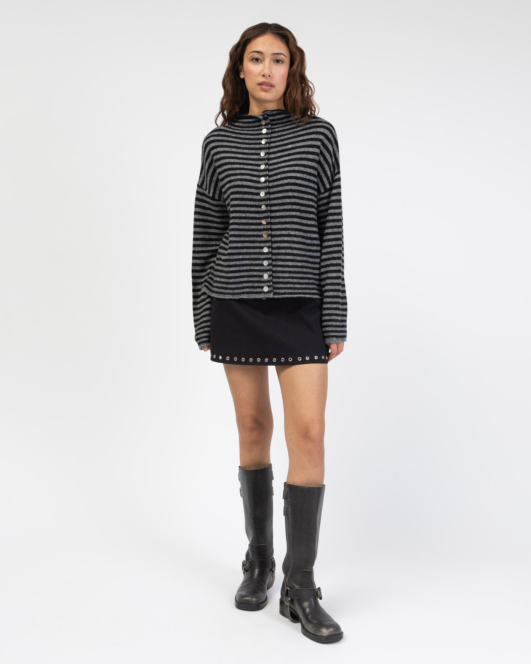 Gestreifte Strickjacke mit Stehkragen