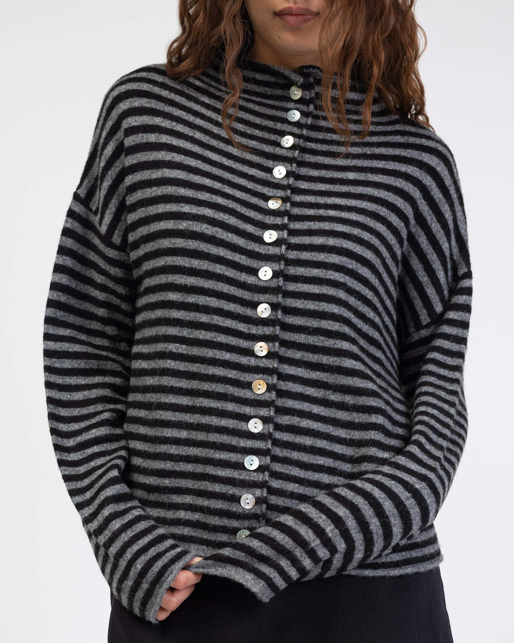 Gestreifte Strickjacke mit Stehkragen