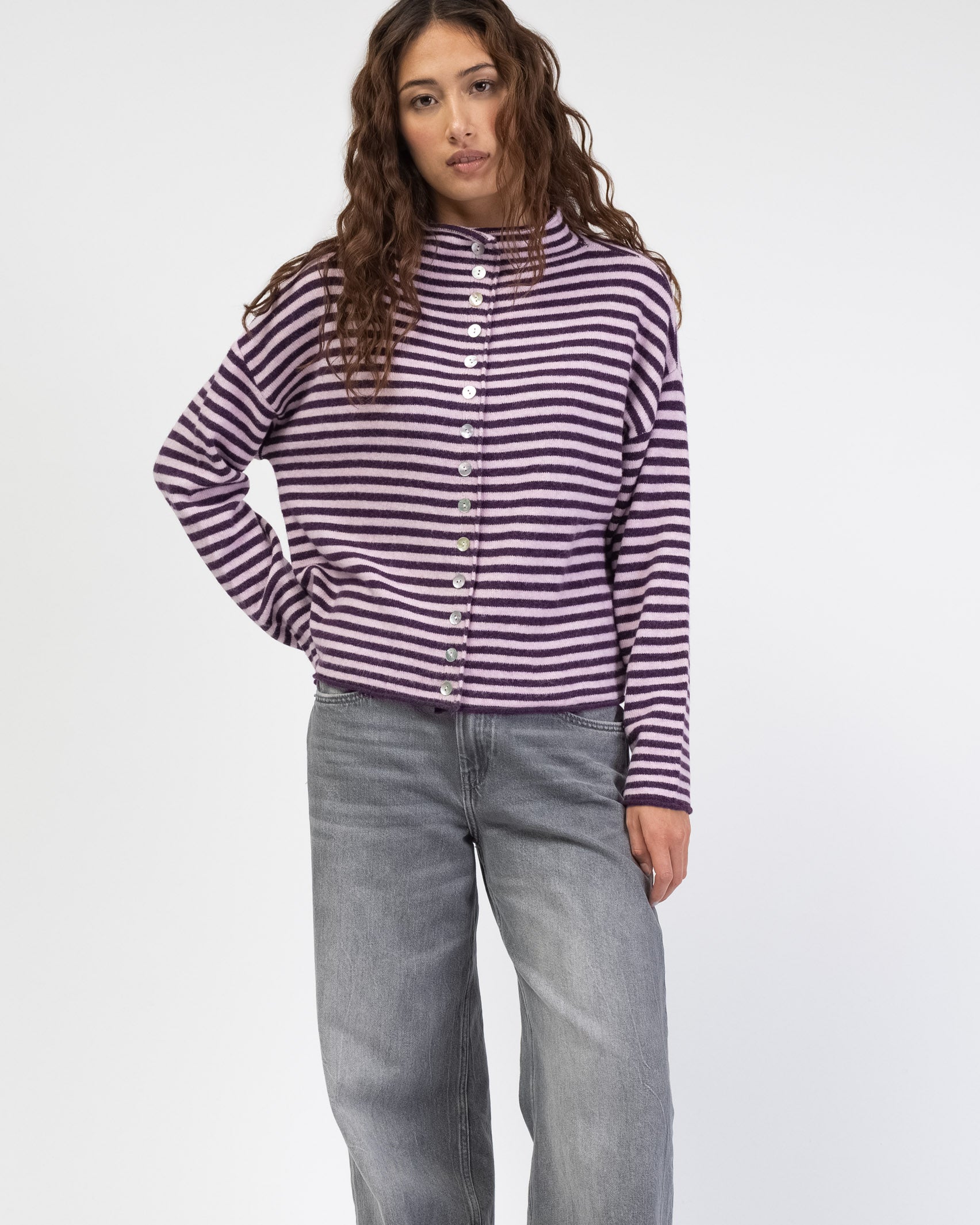 Gestreifte Strickjacke mit Stehkragen