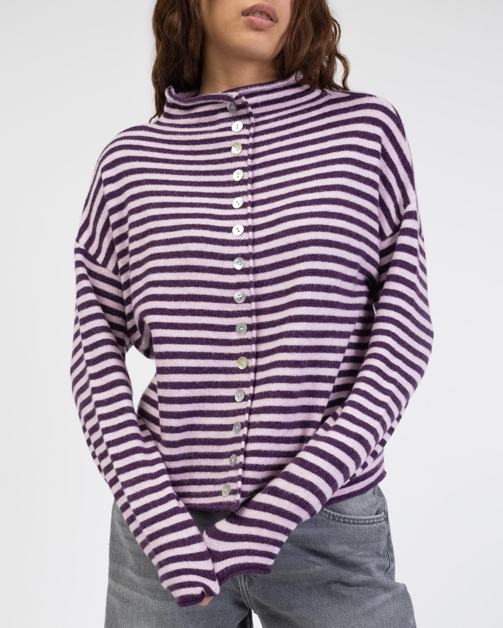 Gestreifte Strickjacke mit Stehkragen