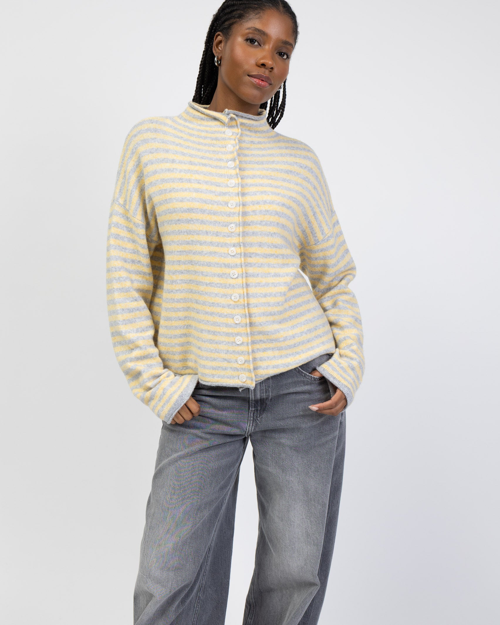 Gestreifte Strickjacke mit Stehkragen