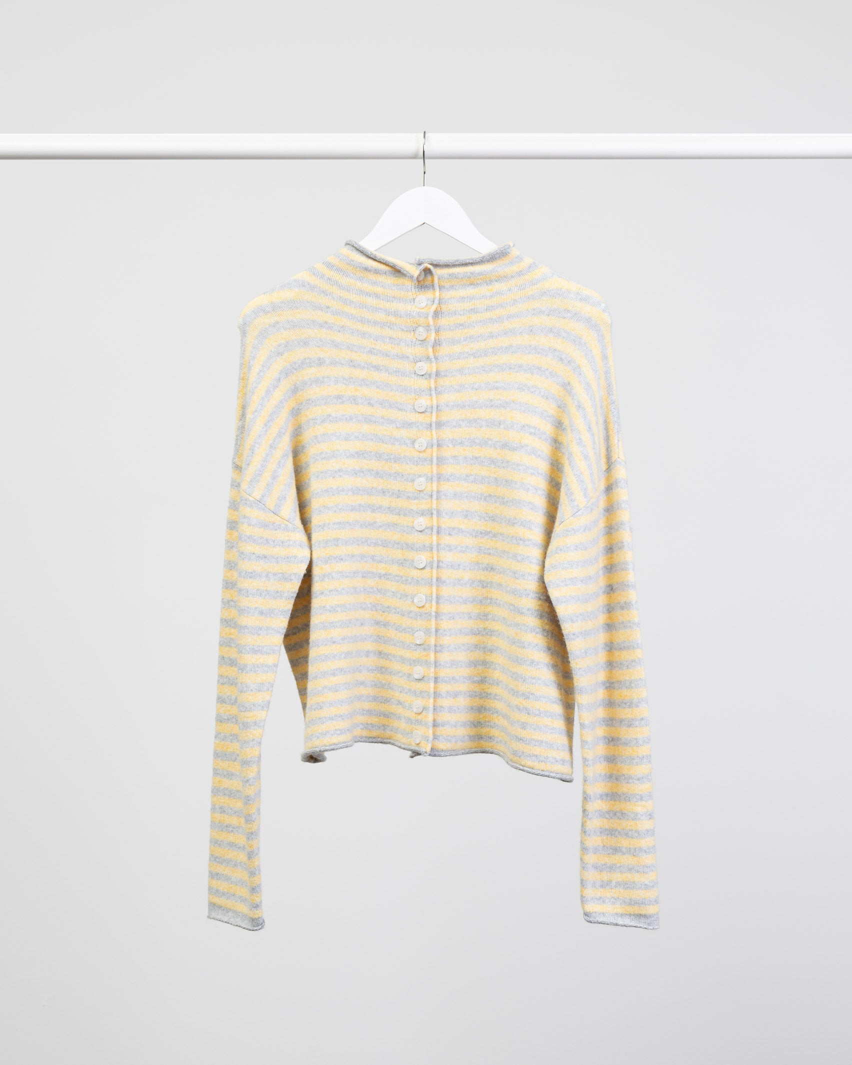 Gestreifte Strickjacke mit Stehkragen