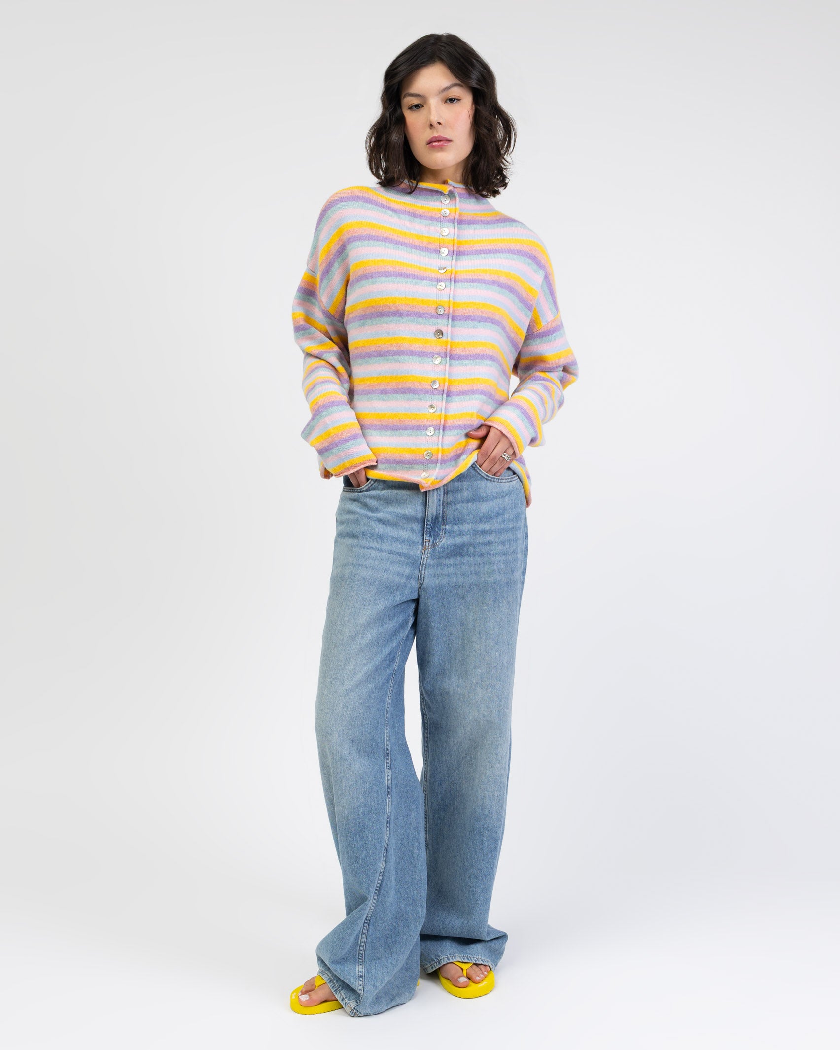 Strickjacke mit Stehkragen in Regenbogenfarben