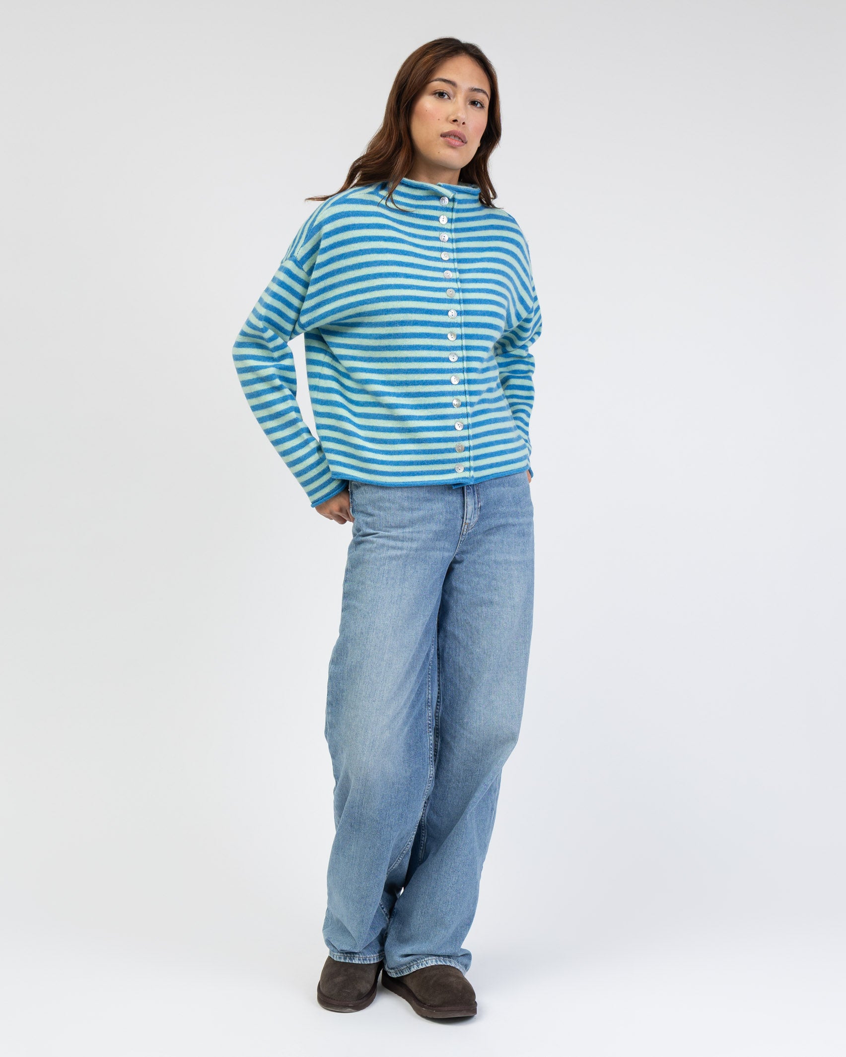 Gestreifte Strickjacke mit Stehkragen