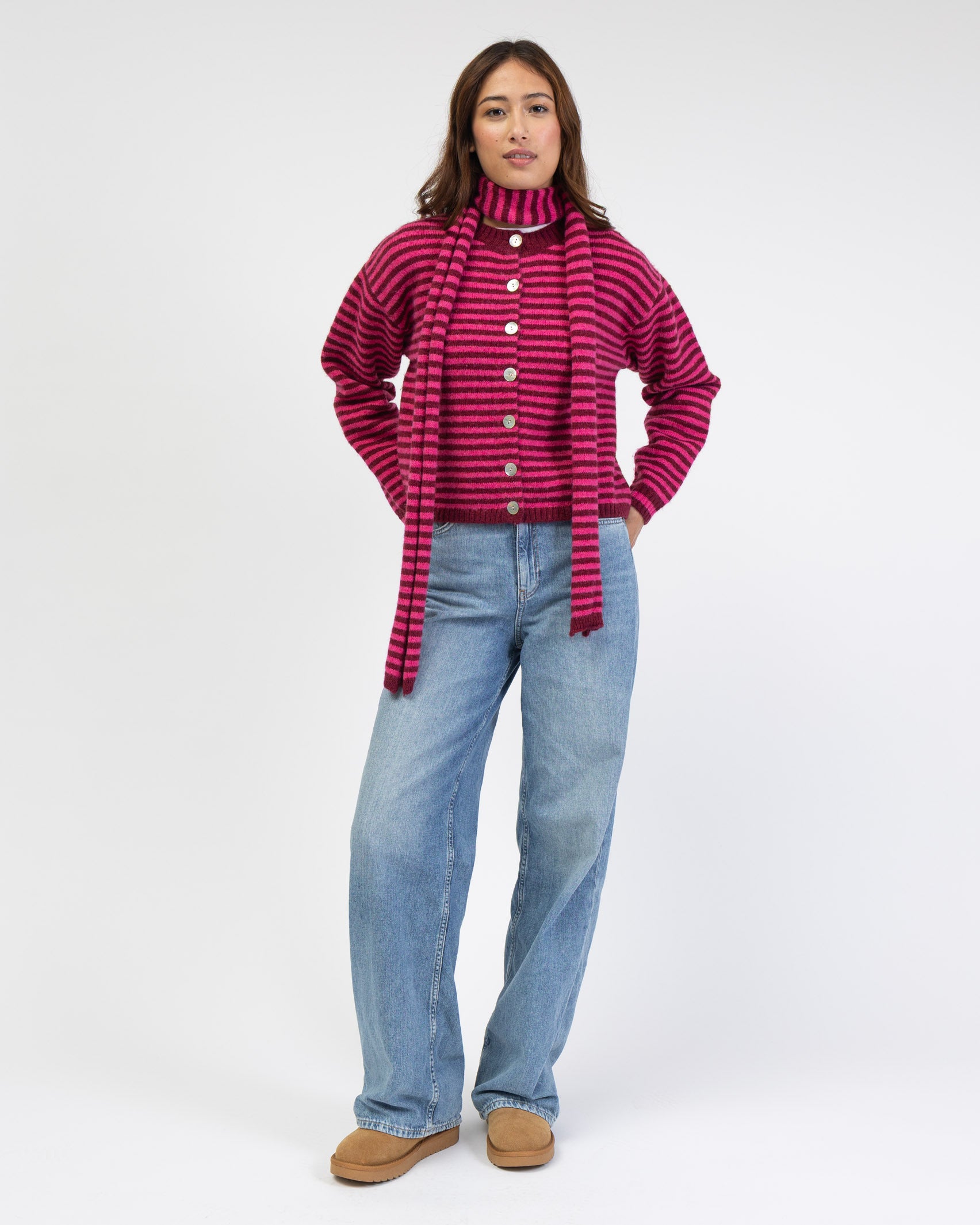 Strickjacke mit schmalen Streifen