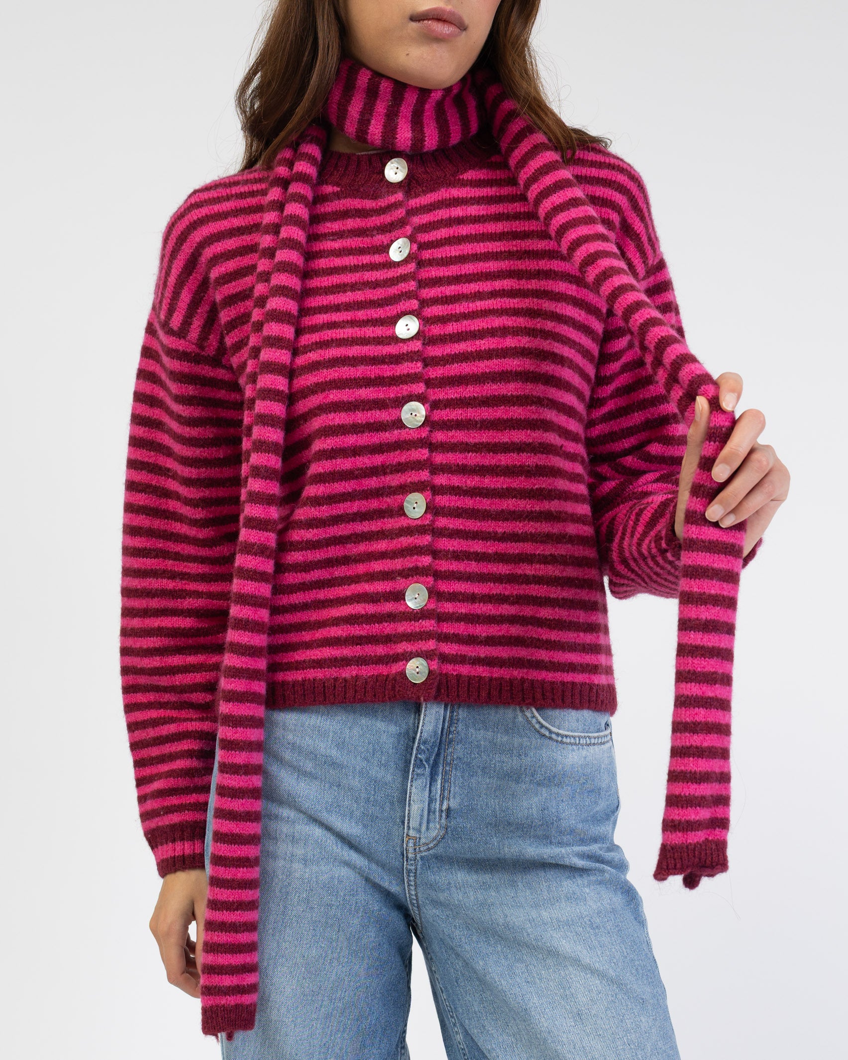 Strickjacke mit schmalen Streifen