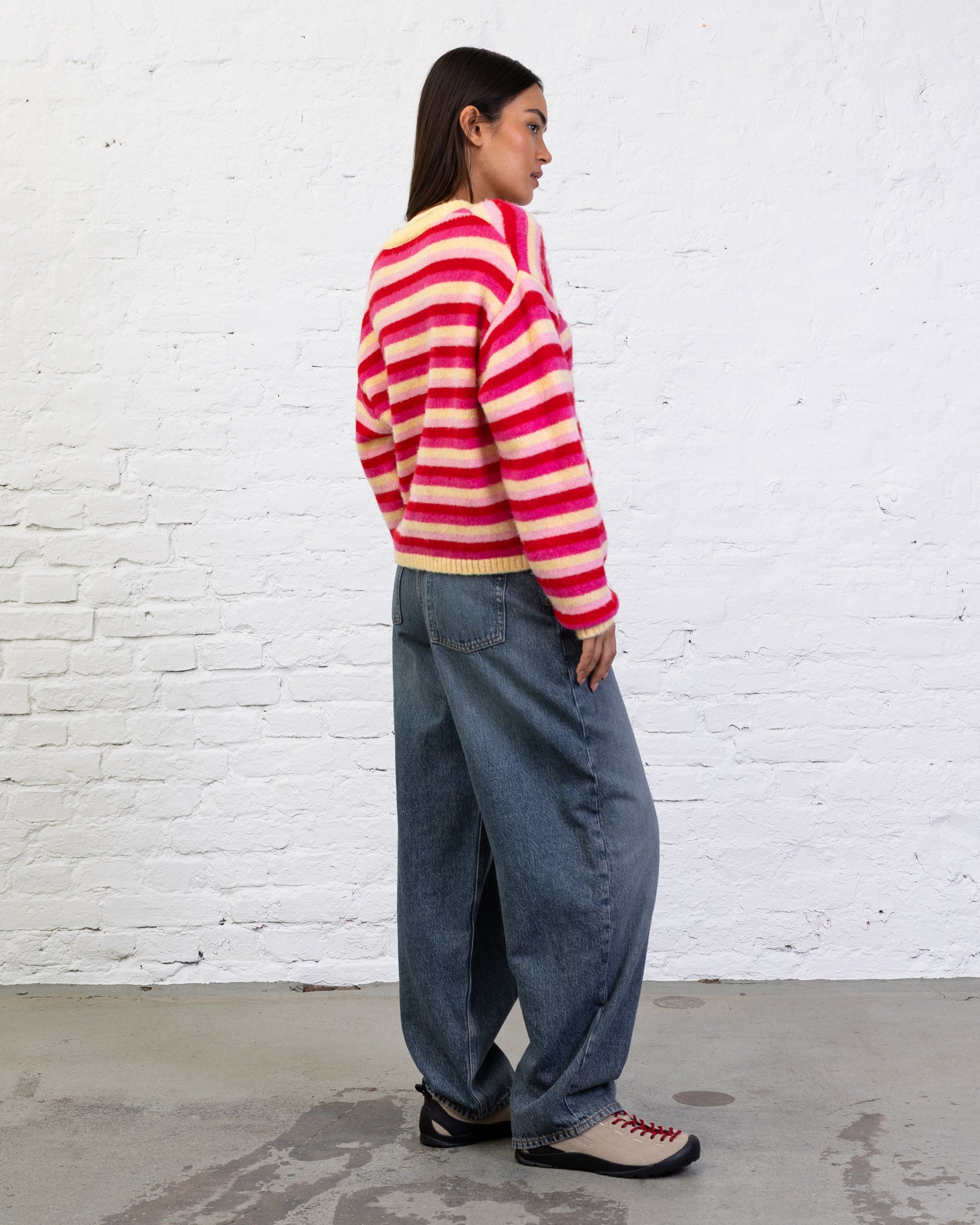 Gestreifte Strickjacke mit Rundhalsausschnitt