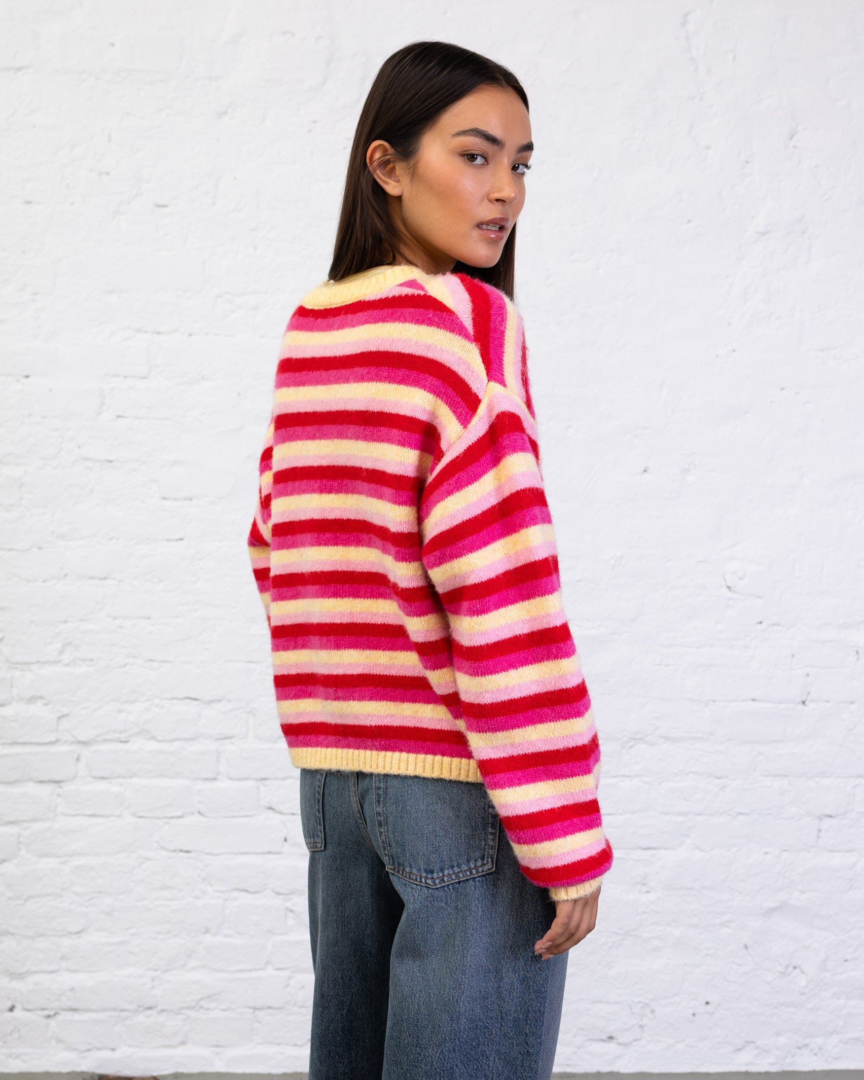 Gestreifte Strickjacke mit Rundhalsausschnitt