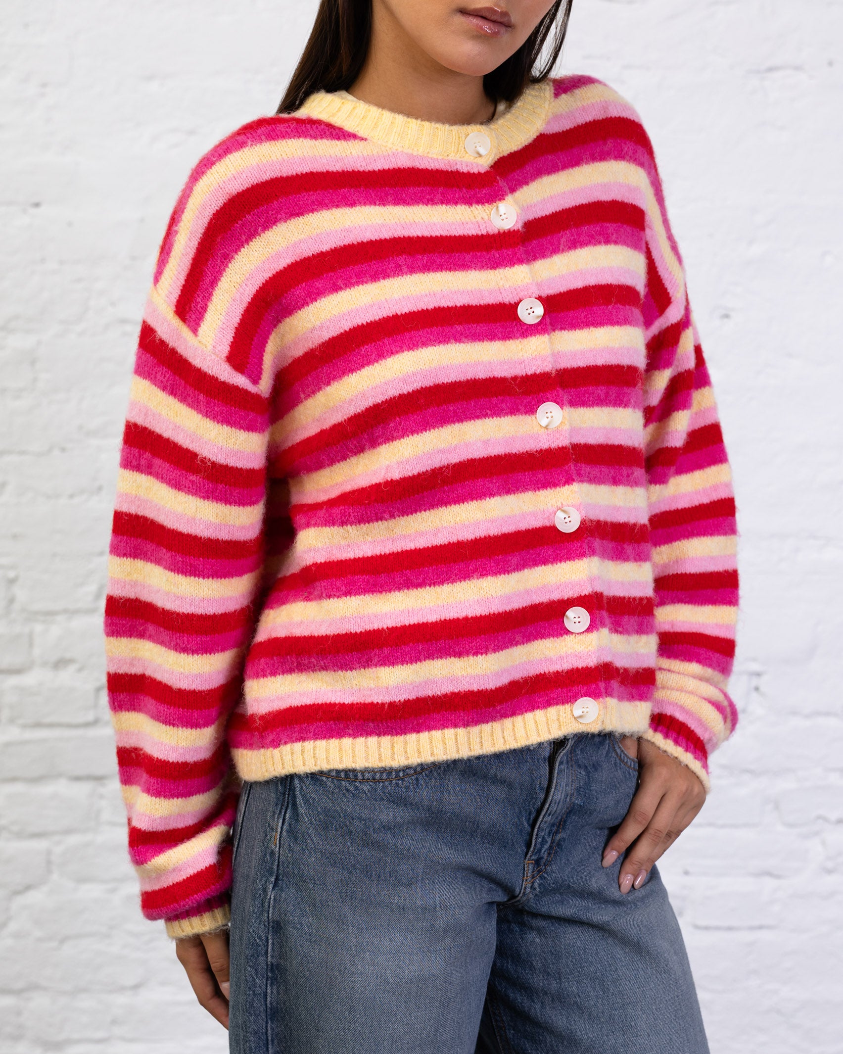 Gestreifte Strickjacke mit Rundhalsausschnitt