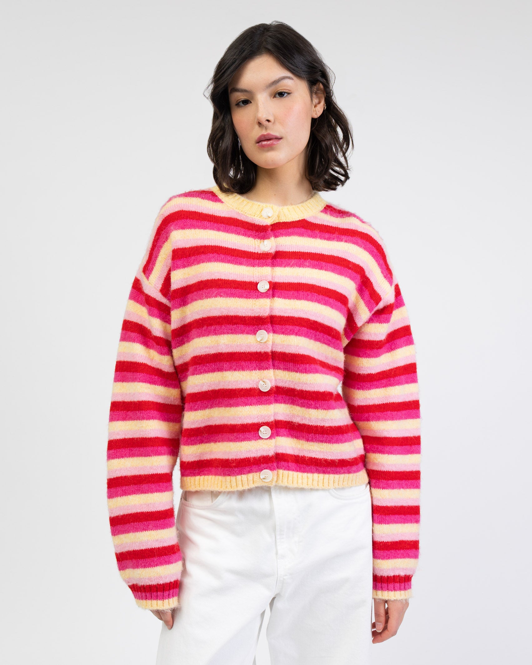 Gestreifte Strickjacke mit Rundhalsausschnitt