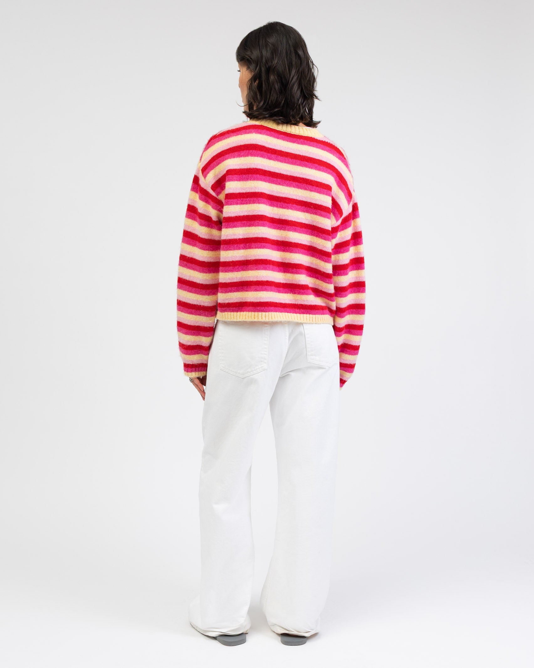 Gestreifte Strickjacke mit Rundhalsausschnitt