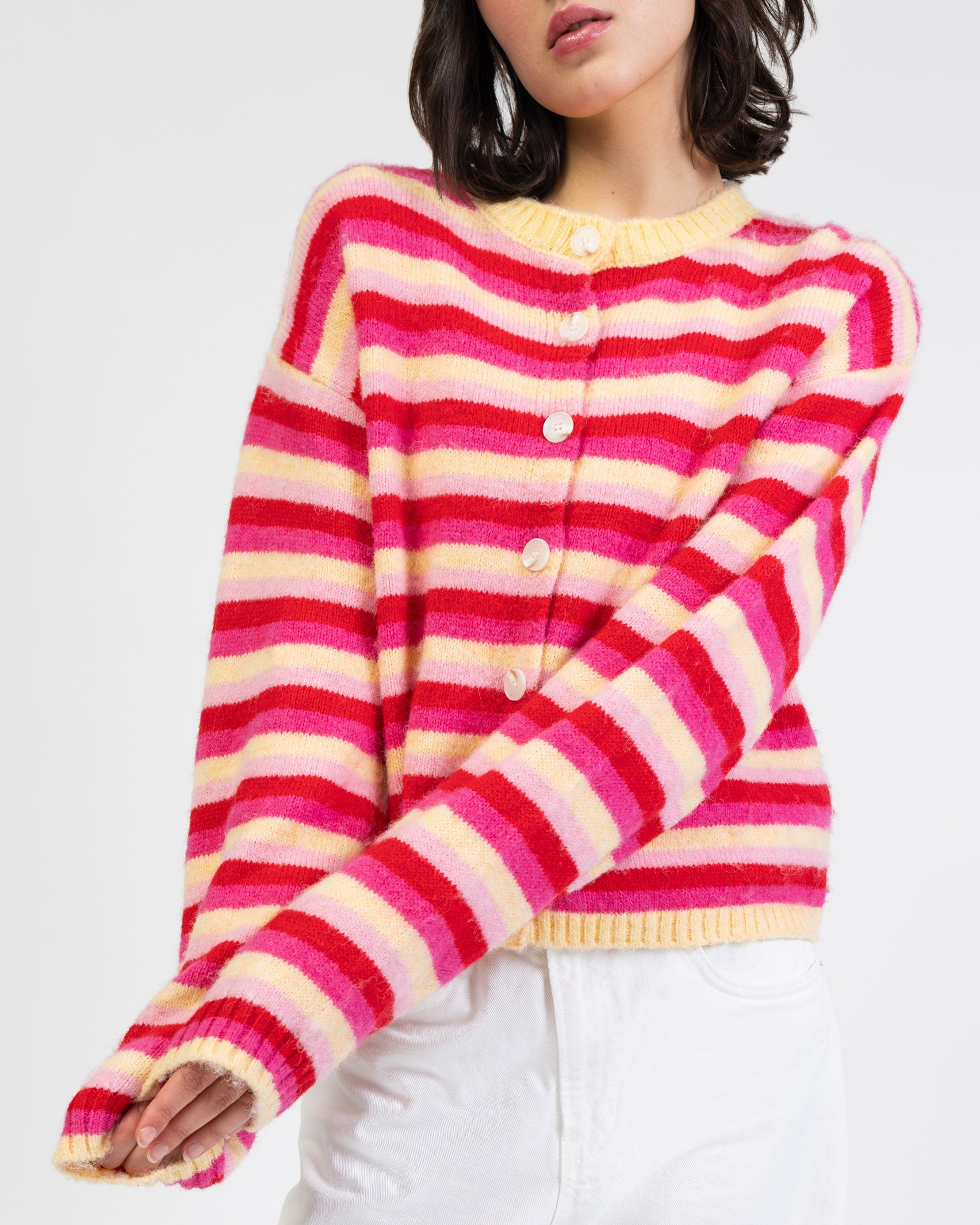 Gestreifte Strickjacke mit Rundhalsausschnitt