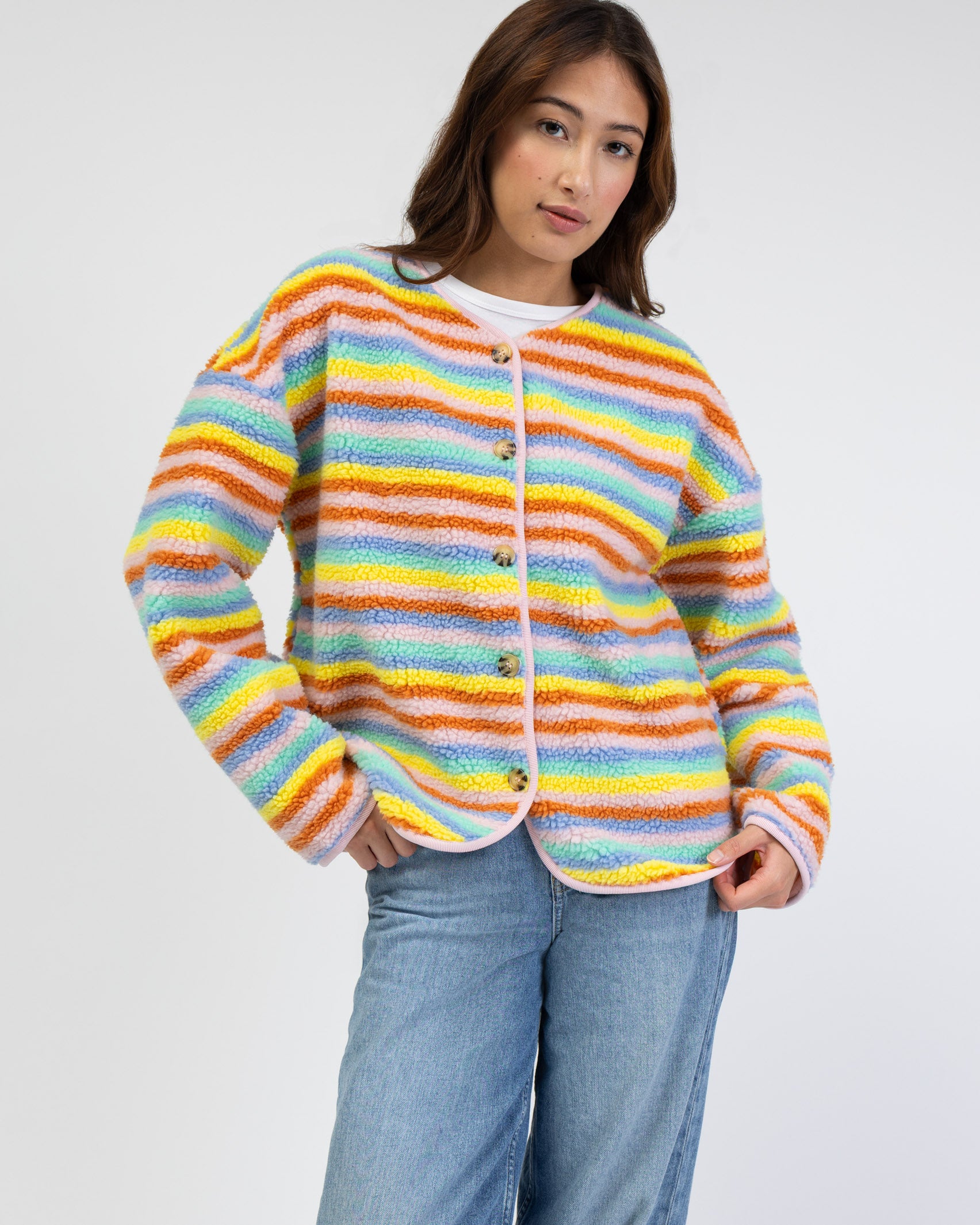Teddyjacke in Regenbogenfarben