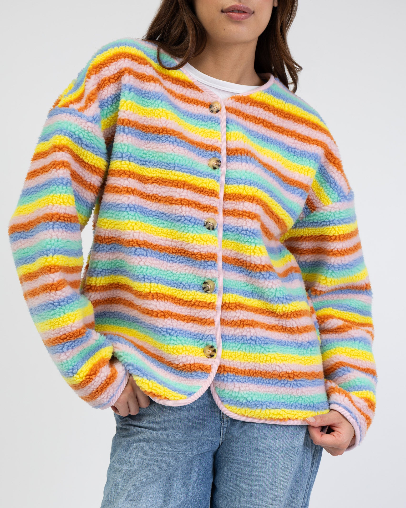 Teddyjacke in Regenbogenfarben