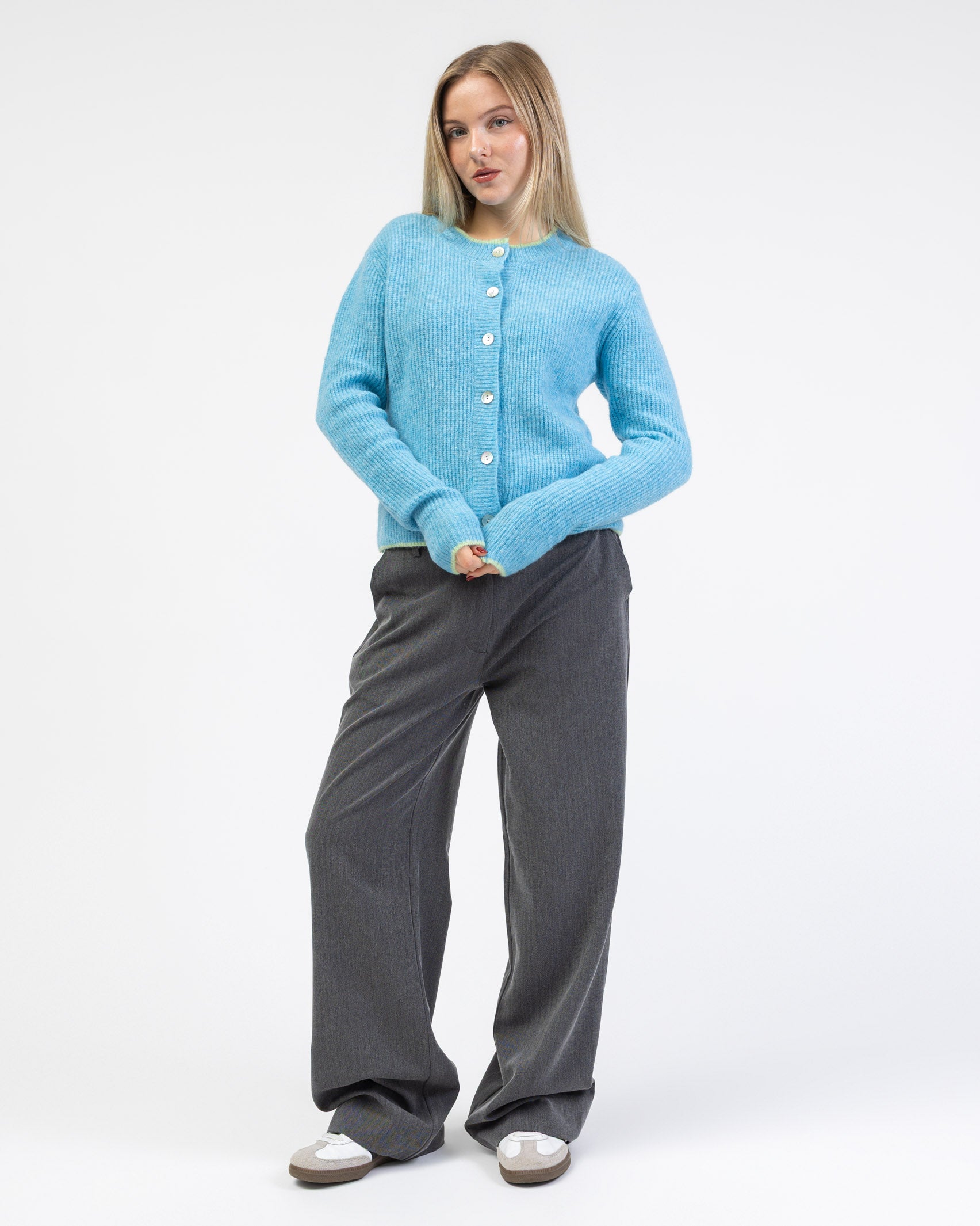 Strickjacke mit Kontrastnaht