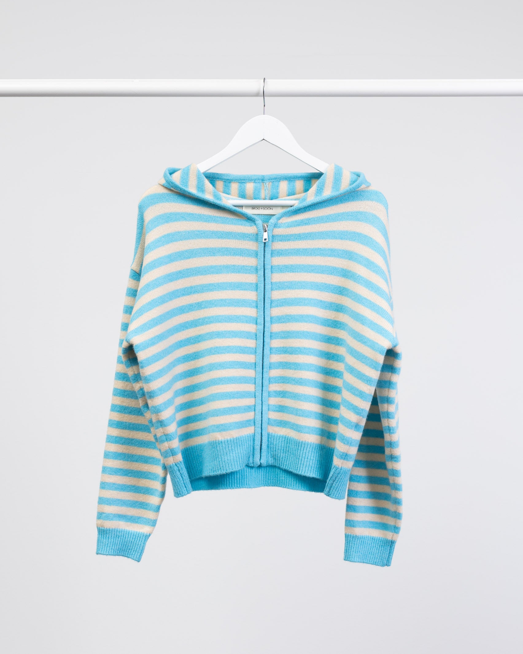 Gestreifte Strickjacke mit Kapuze