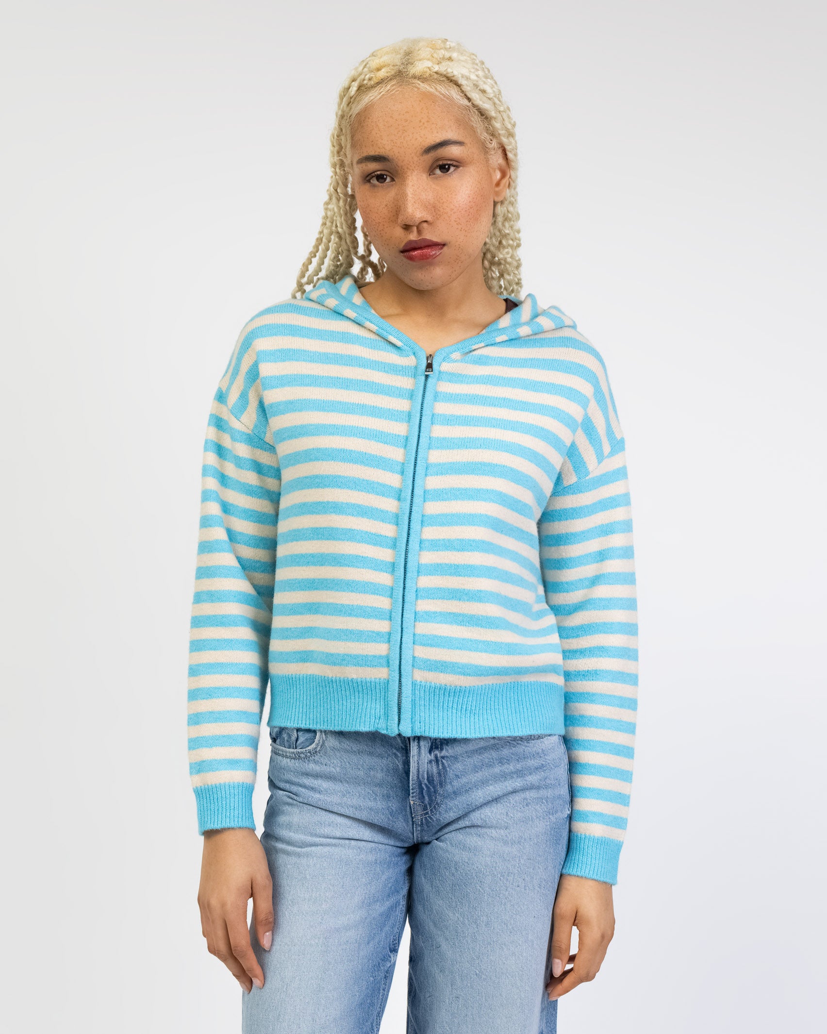 Gestreifte Strickjacke mit Kapuze