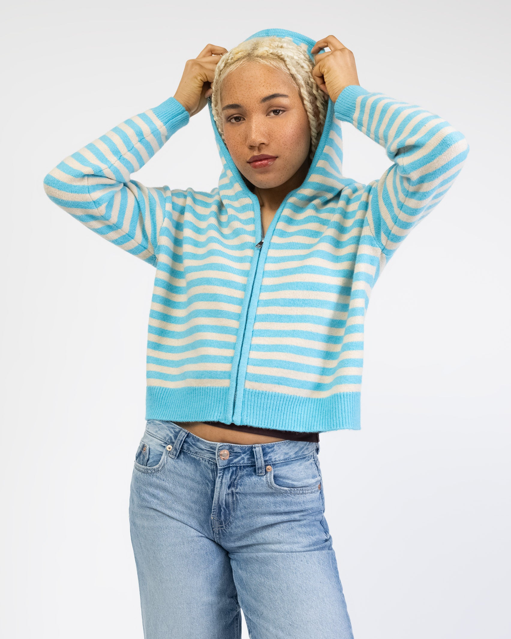 Gestreifte Strickjacke mit Kapuze