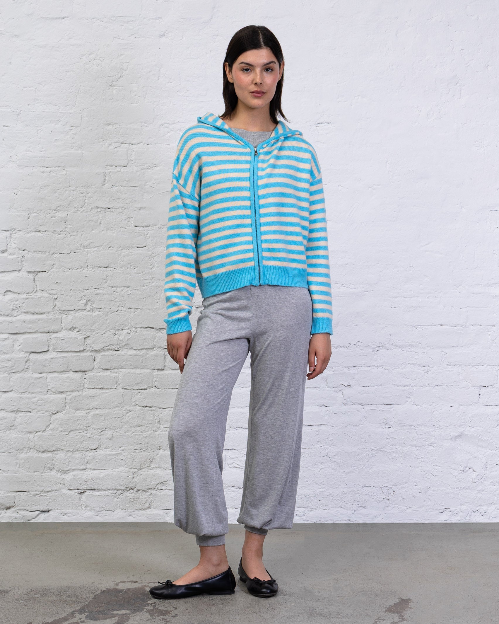 Gestreifte Strickjacke mit Kapuze