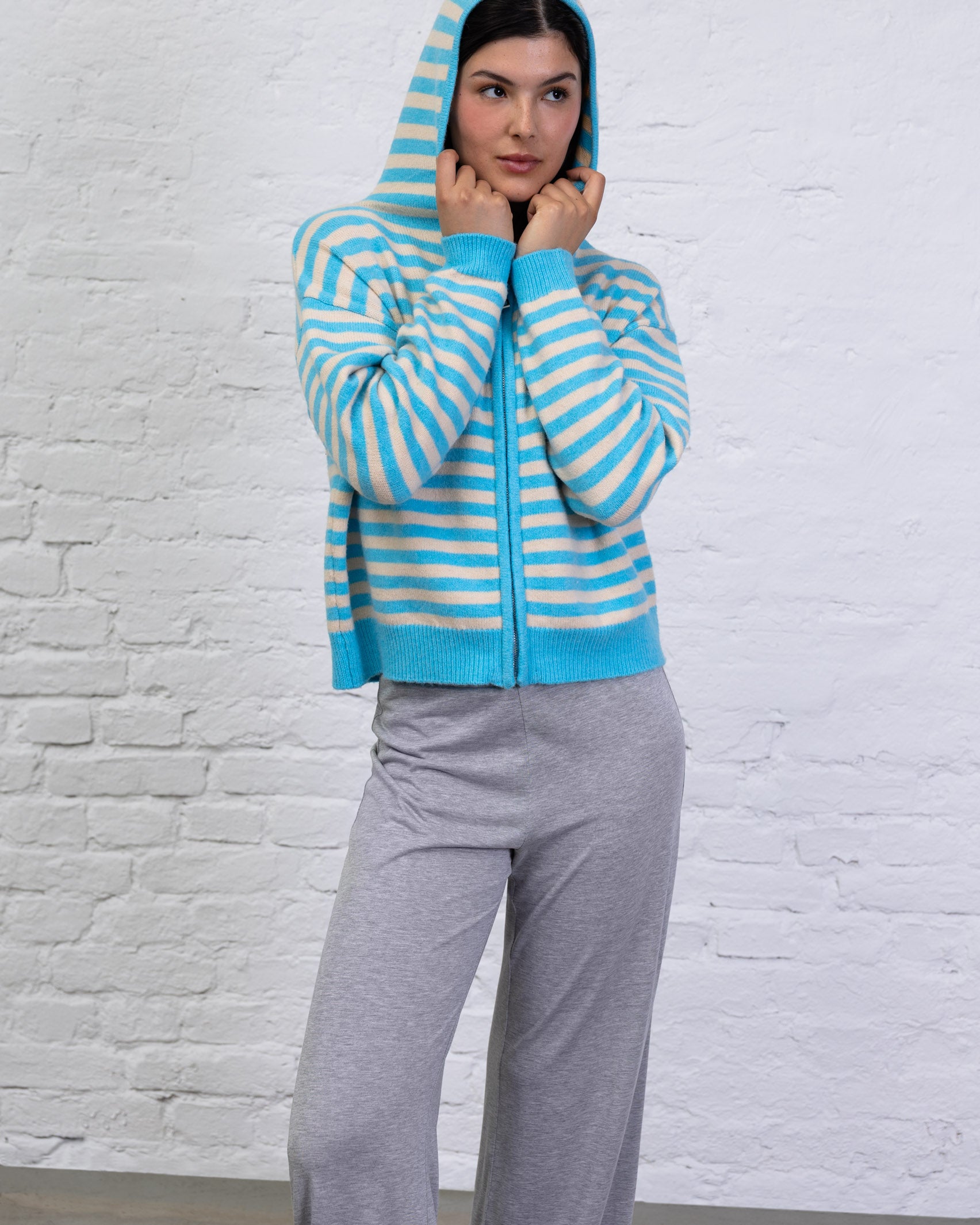 Gestreifte Strickjacke mit Kapuze