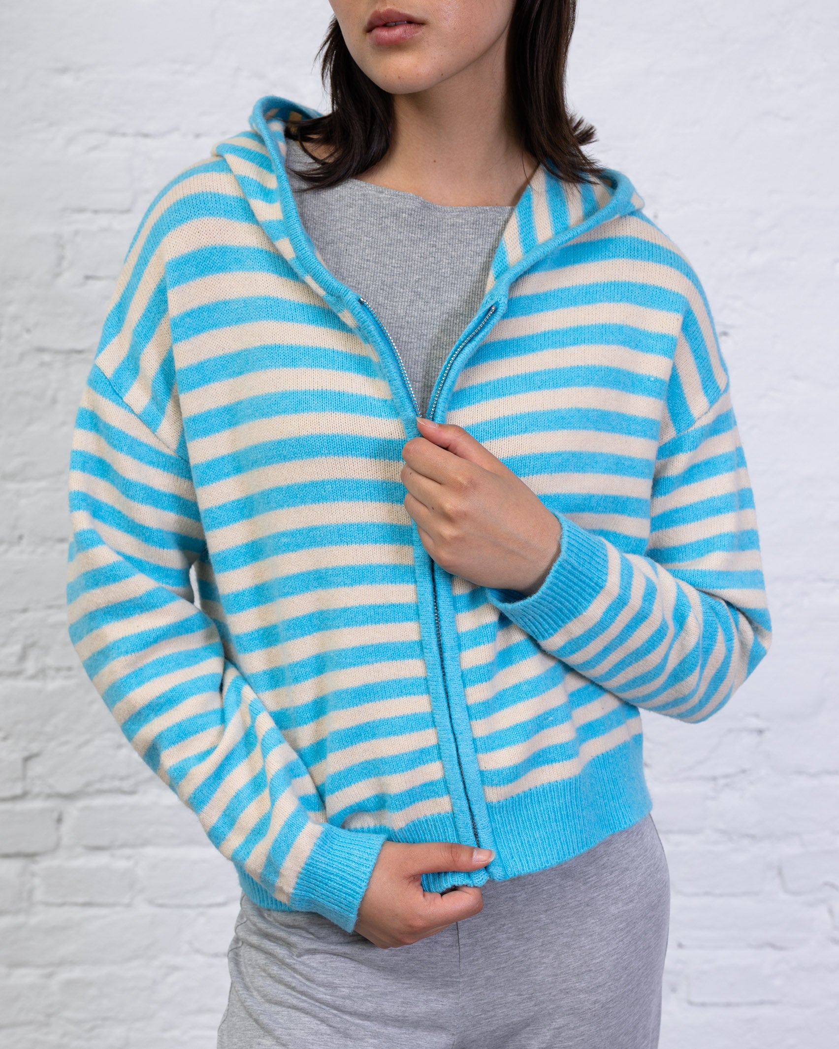 Gestreifte Strickjacke mit Kapuze