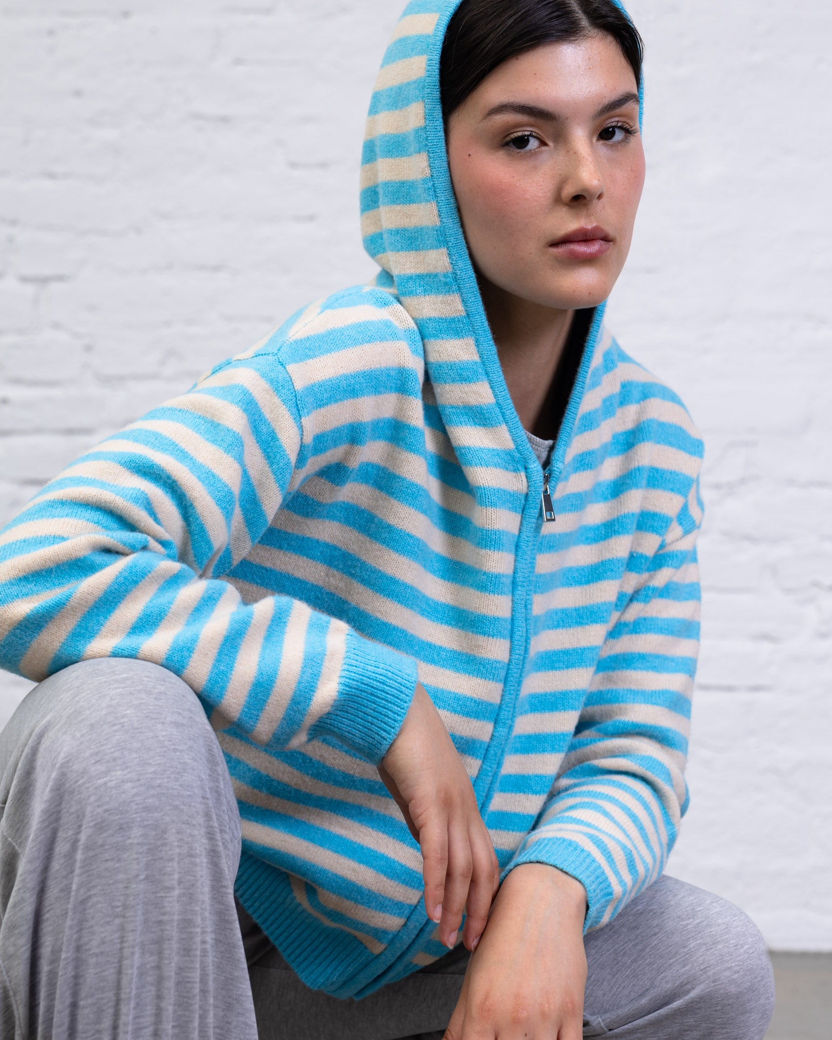 Gestreifte Strickjacke mit Kapuze